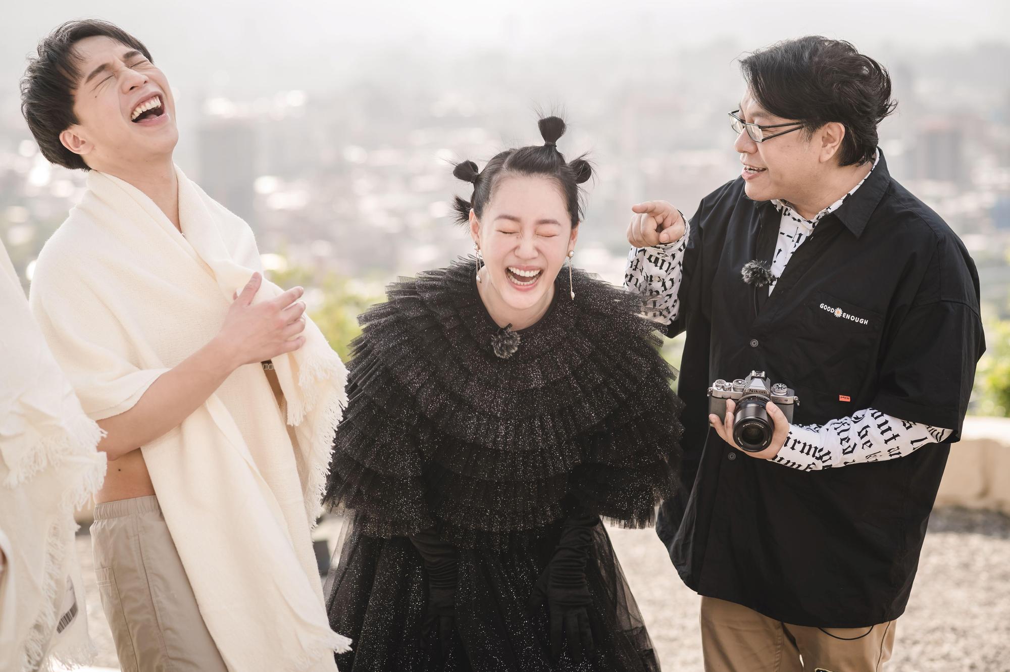 而小S穿著全身黑禮服，竟然是要當攝影助理，但2人卻一直笑場！（CATCHPLAY提供）