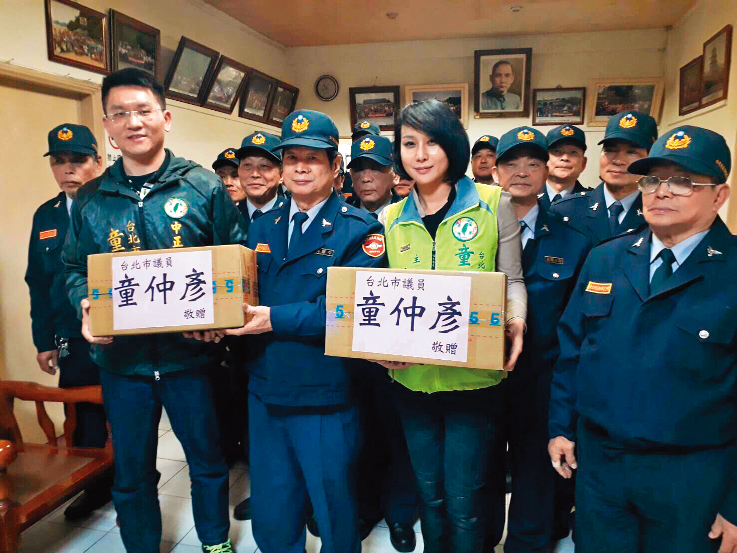 童仲彥(前排左一)與邱主任(前排右二)曾愛得轟轟烈烈,有家暴過往,也有劈腿劇情。(翻攝自童仲彥臉書)