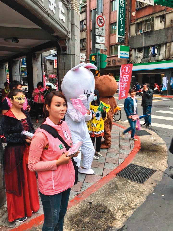 長袖善舞的邱主任一度選過里長,但是落敗。童仲彥曾為她發聲:「沒投她票的都不是男人。」(翻攝自菜市玹臉書)