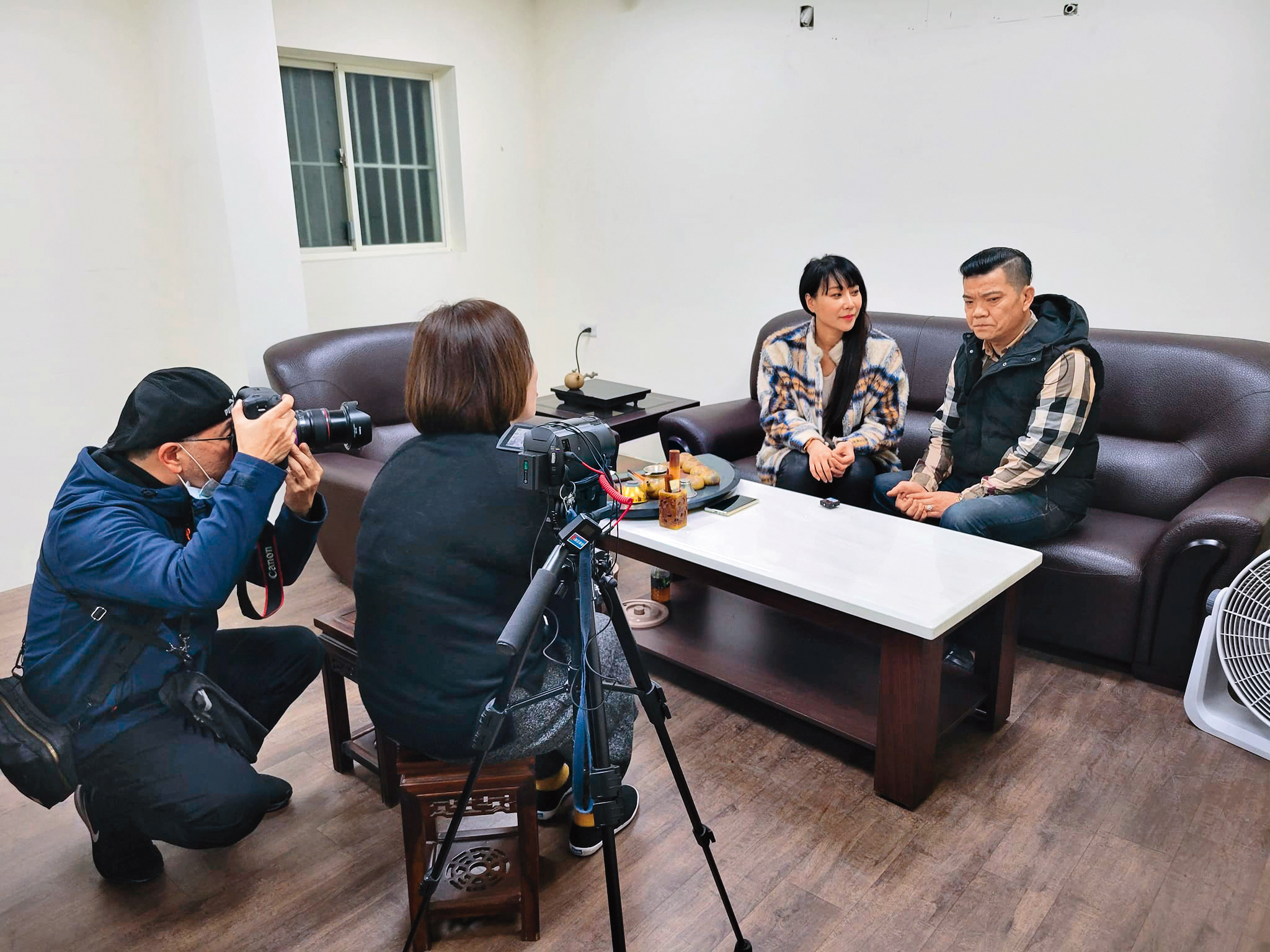 王三郎（右一）有「直播天王」之稱，雖然工作忙碌，但邱主任（右二）也參與其中，並且非常滿意他私下對待自己的寵愛。（翻攝自王三郎來了臉書）