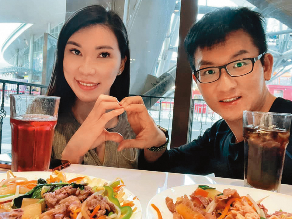 邱主任準備有喜，前男友童仲彥（右）則判刑確定即將入獄；童仲彥日前才貼出他與女友（左）過情人節的照片。（翻攝自童仲彥臉書）