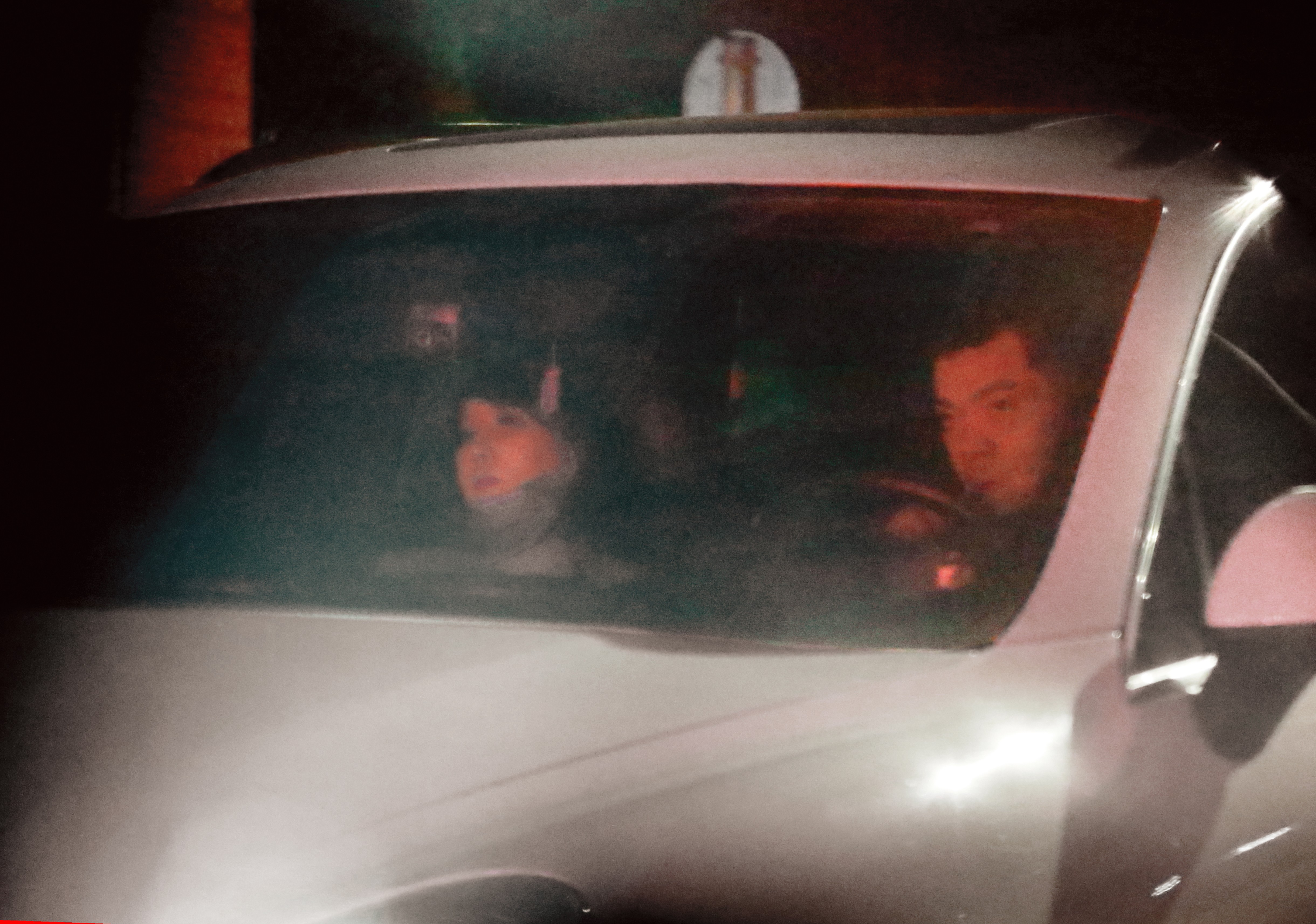 2月18日04：49，結束工作之後，王三郎（右）與邱主任一起離開倉庫回家。當天王三郎駕駛的是一輛售價300多萬元的保時捷凱燕。