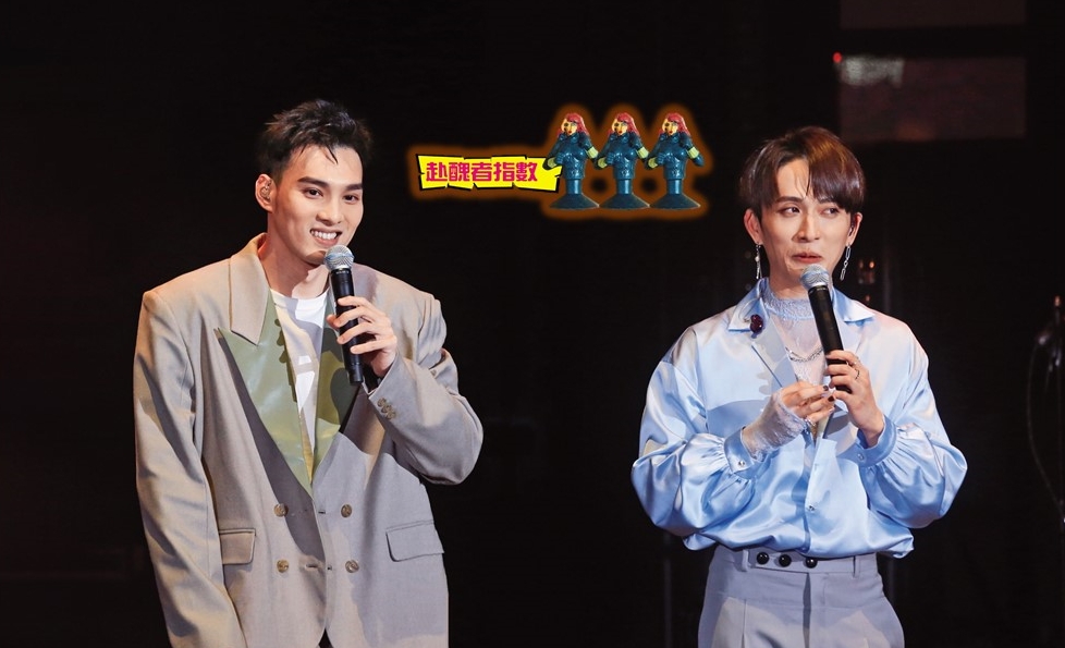 黃偉晉（左）捧場調情，邱鋒澤（右）一臉尷尬好醜。