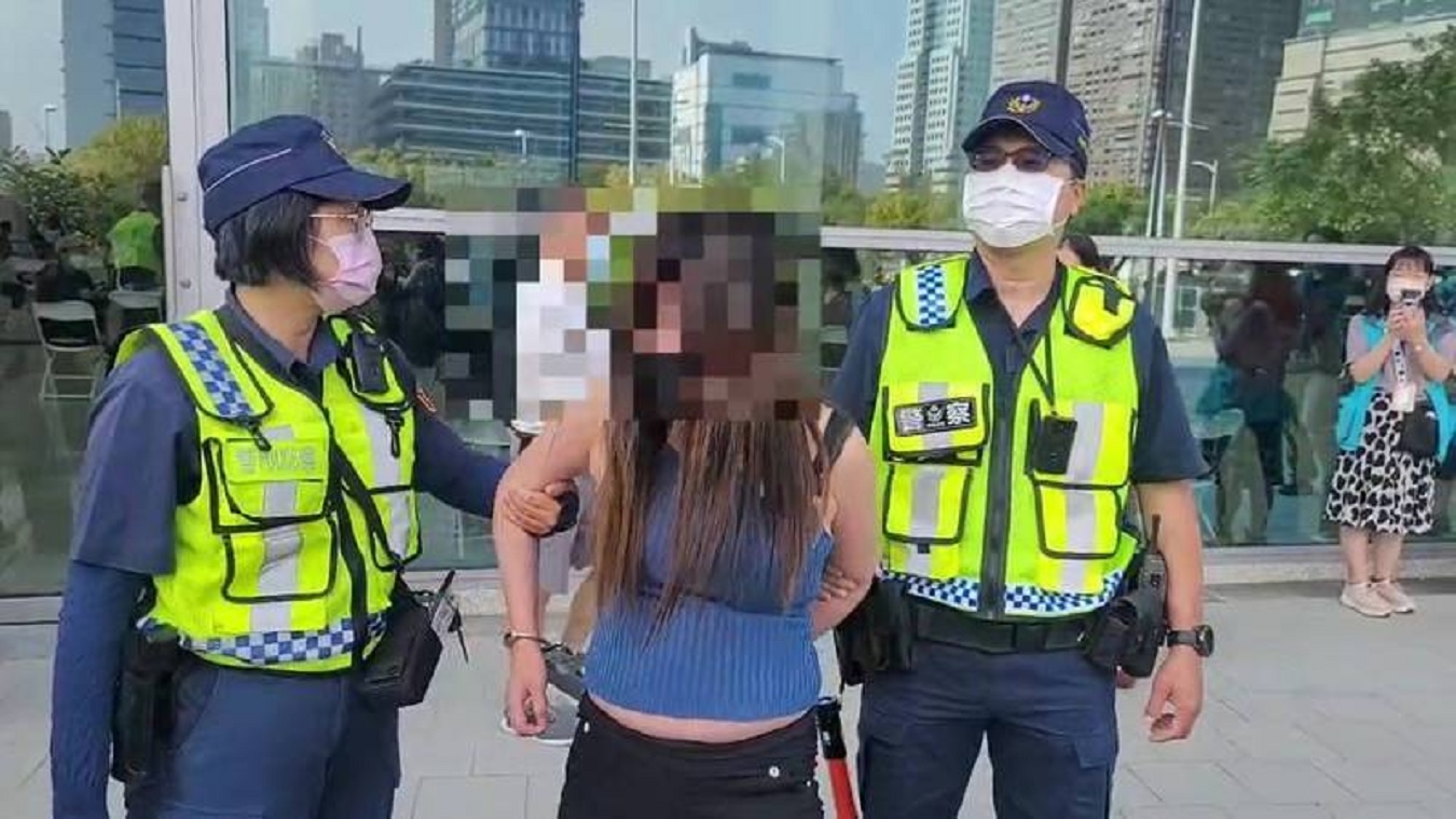 孫姓女子想混打疫苗被拒，大鬧接種站後被送辦。（翻攝畫面）