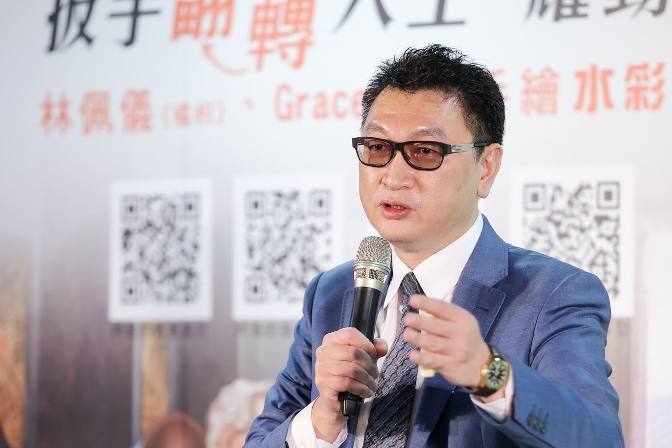 張家獻提攜後進，為新銳插畫家辦展。（國學文化藝術基金會提供）