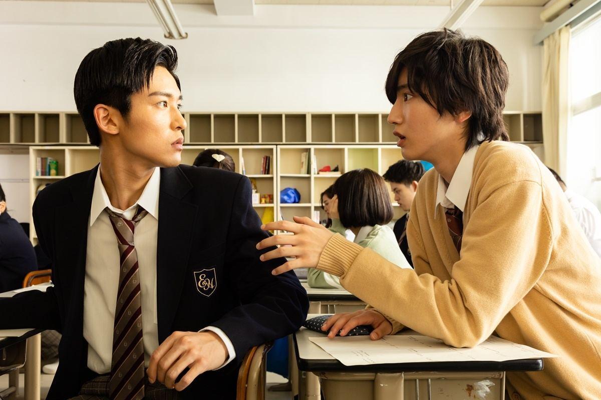道枝駿佑(左)和目黑蓮主演的BL劇《被擦掉的初戀》播出後受到亞洲各地粉絲喜愛,於讀者投票中獲得了多項冠軍。(翻攝自朝日電視台)