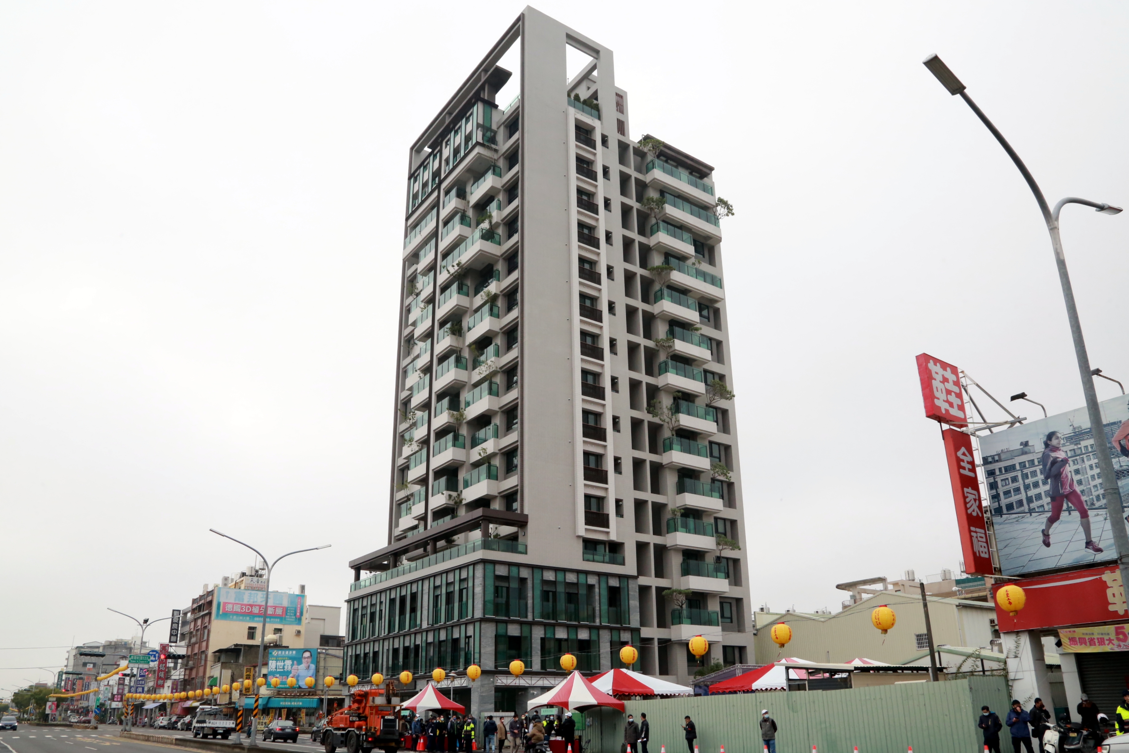 台南市維冠大樓原址重建，今以「出雲居」舉行謝土落成典禮。（台南市政府提供）