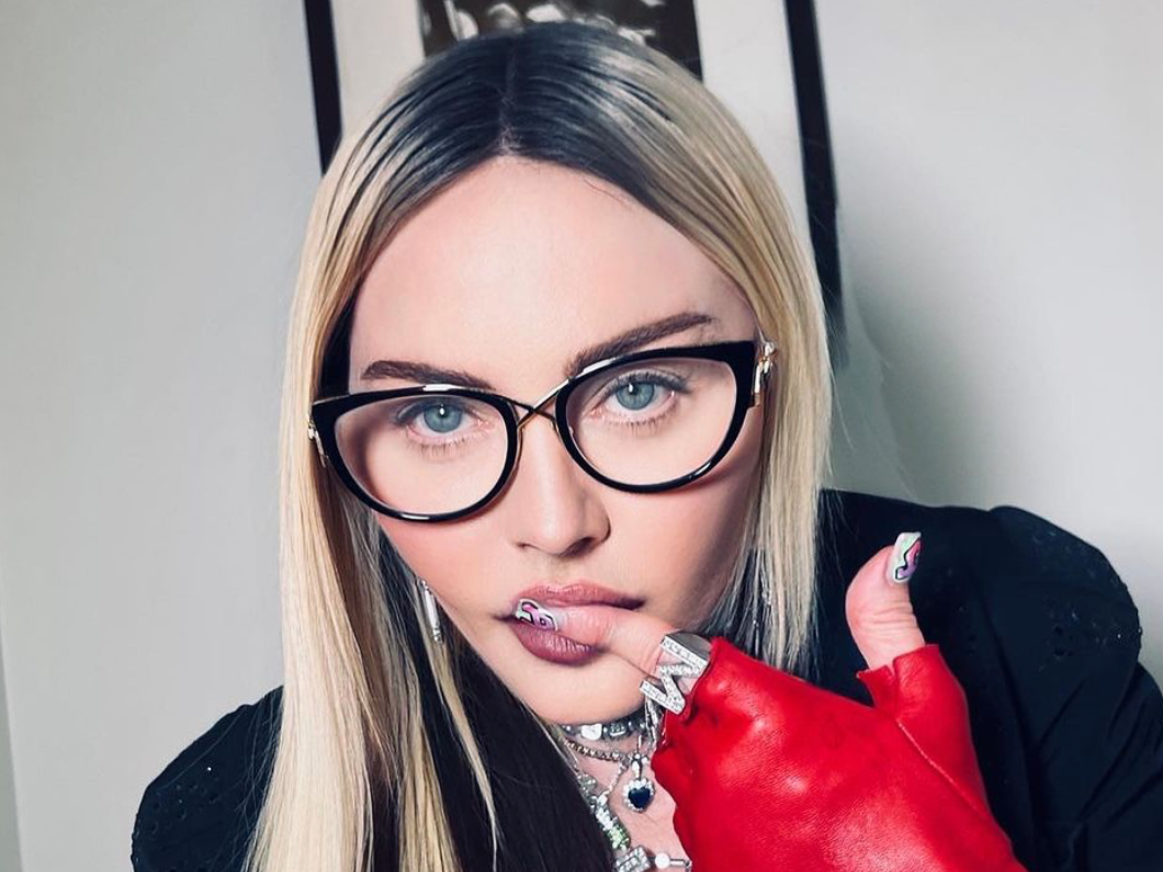 瑪丹娜的自拍被網友抓包，發現下巴修太尖、皮膚也太光滑，反而不自然。（翻攝自Madonna官方Instagram）