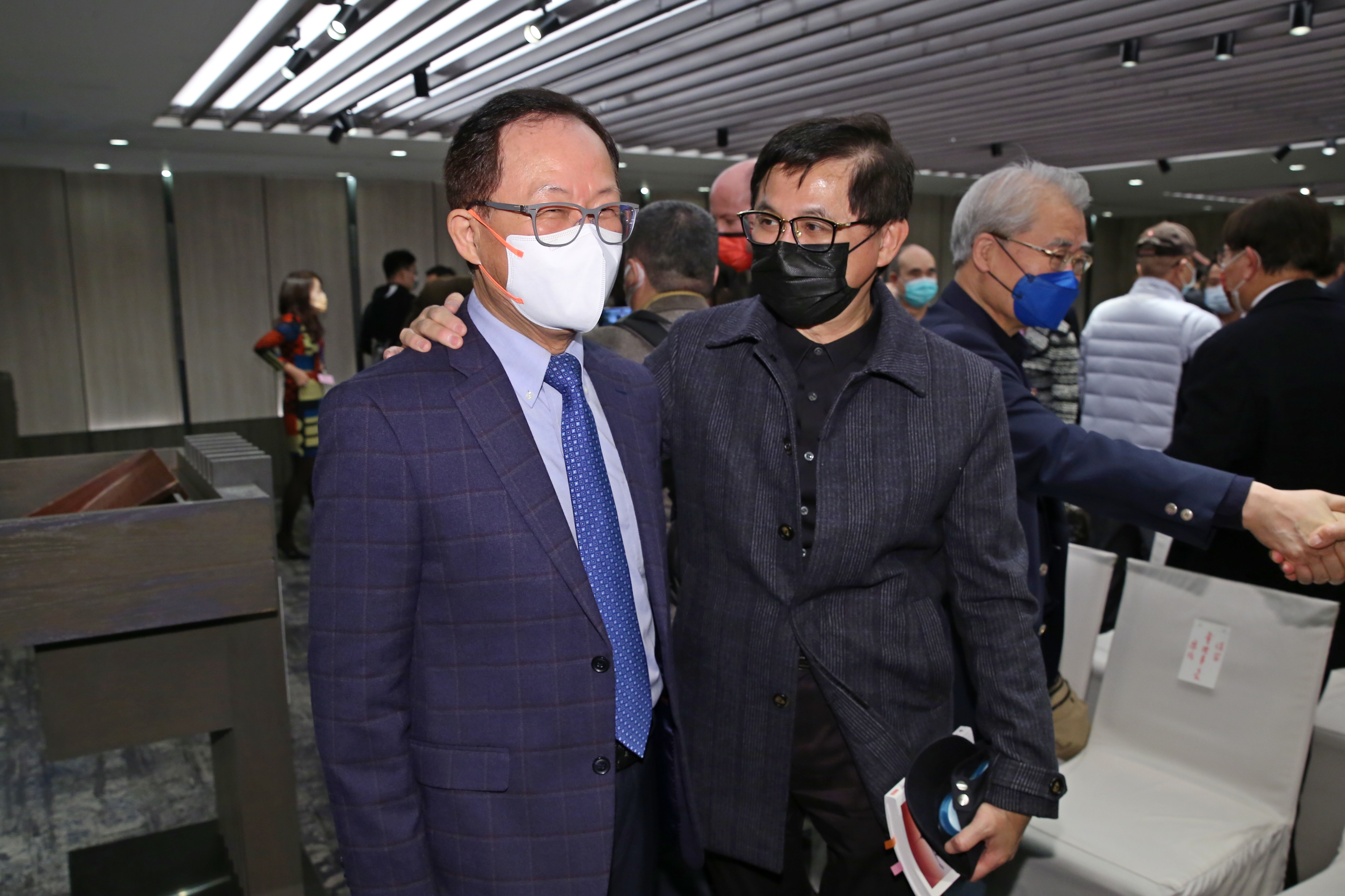 丁守中（左）發表新書「奔向戰場」，童子賢（右）受邀致詞。