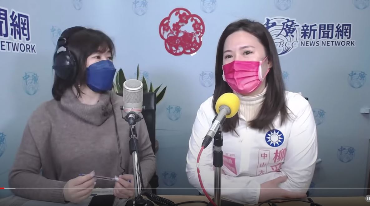 柳采葳（右）上廣播節目與王淺秋對談。（翻攝觀點YouTube頻道）