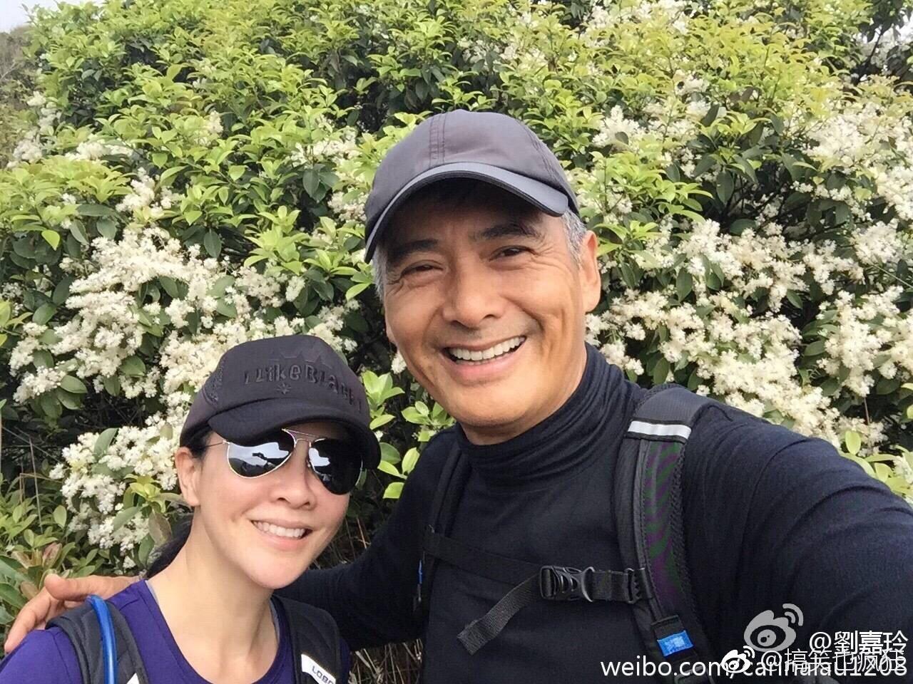 周潤發財產有56億台幣，但在菜市場買拖鞋，也常跟朋友如劉嘉玲去登山。（翻攝劉嘉玲微博）