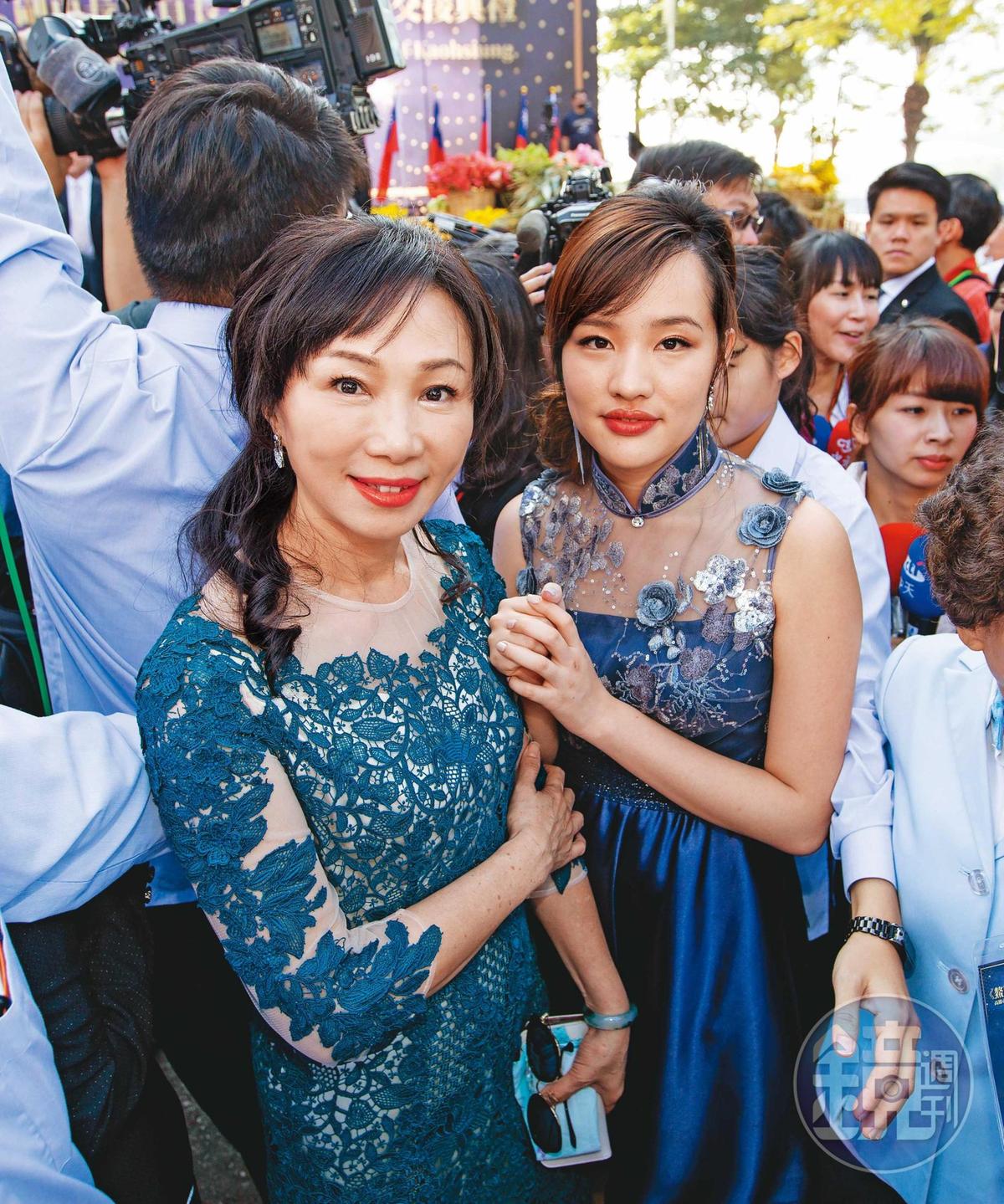 韓國瑜的女兒韓冰（右）因為爸爸竄紅，而且有過大批的支持者。（本刊資料照）