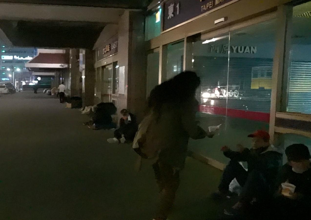 瑋哥在北車,將寶石愛心變賣所得用於幫助街友