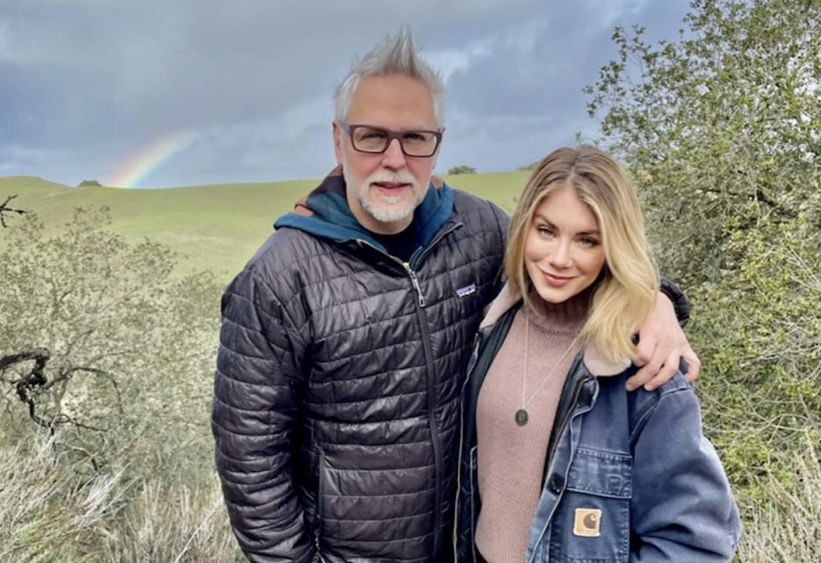 導演詹姆斯岡恩（左）與女星珍妮佛霍蘭德宣佈訂婚。（翻攝自Jennifer Holland官方Instagram）