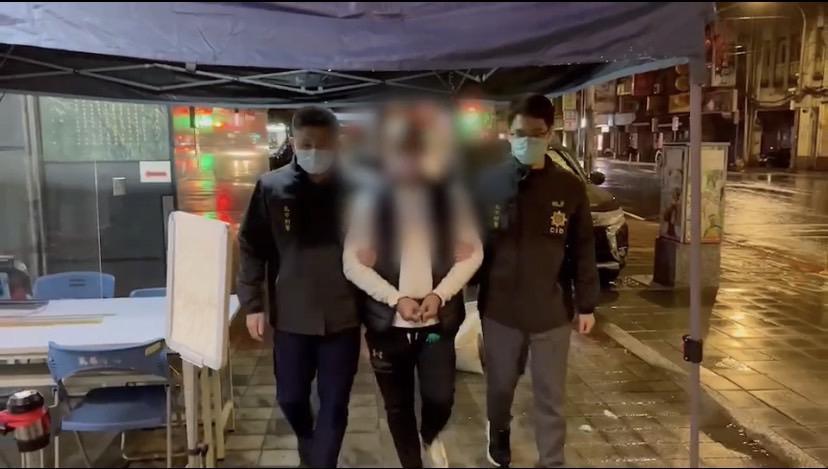 前時報鷹職棒隊捕手吳俊賢在萬華開槍後,攜槍到士林分局文林派出所投案。(翻攝畫面)