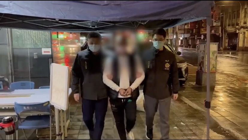 前時報鷹職棒隊捕手吳俊賢在萬華開槍後，攜槍到士林分局文林派出所投案。（翻攝畫面）