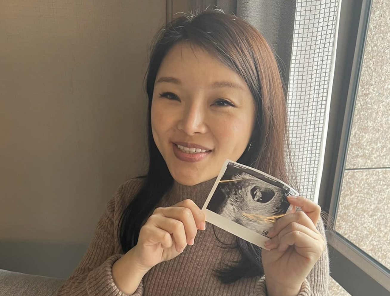 前立委張嘉郡在臉書公布自己懷孕的喜訊。（翻攝自張嘉郡臉書）