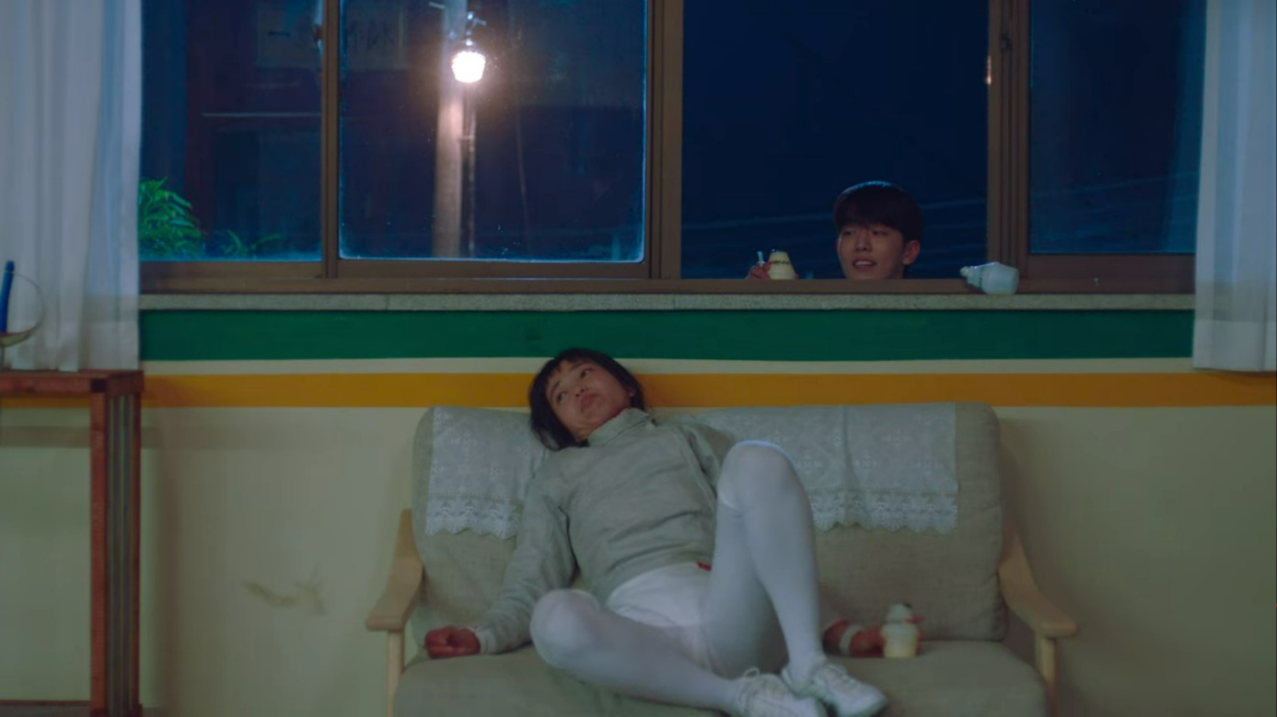 南柱赫（後）在最新一集《二十五，二十一》中偷偷送上香蕉牛奶給金泰梨，甜蜜舉動讓觀眾看了超心動。（翻攝自Netflix畫面）