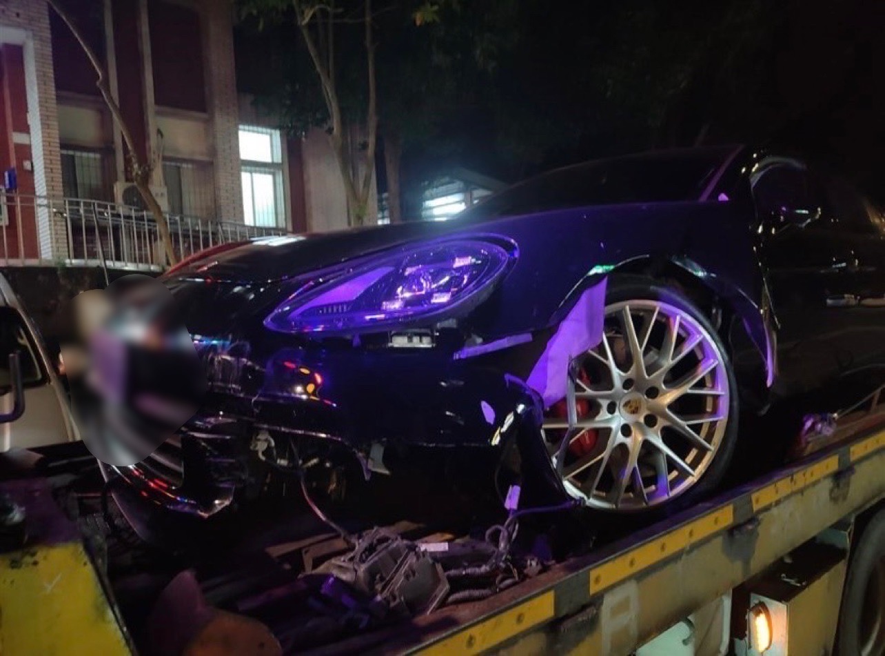 要價百萬的保時捷車頭自撞毀損。（翻攝畫面）