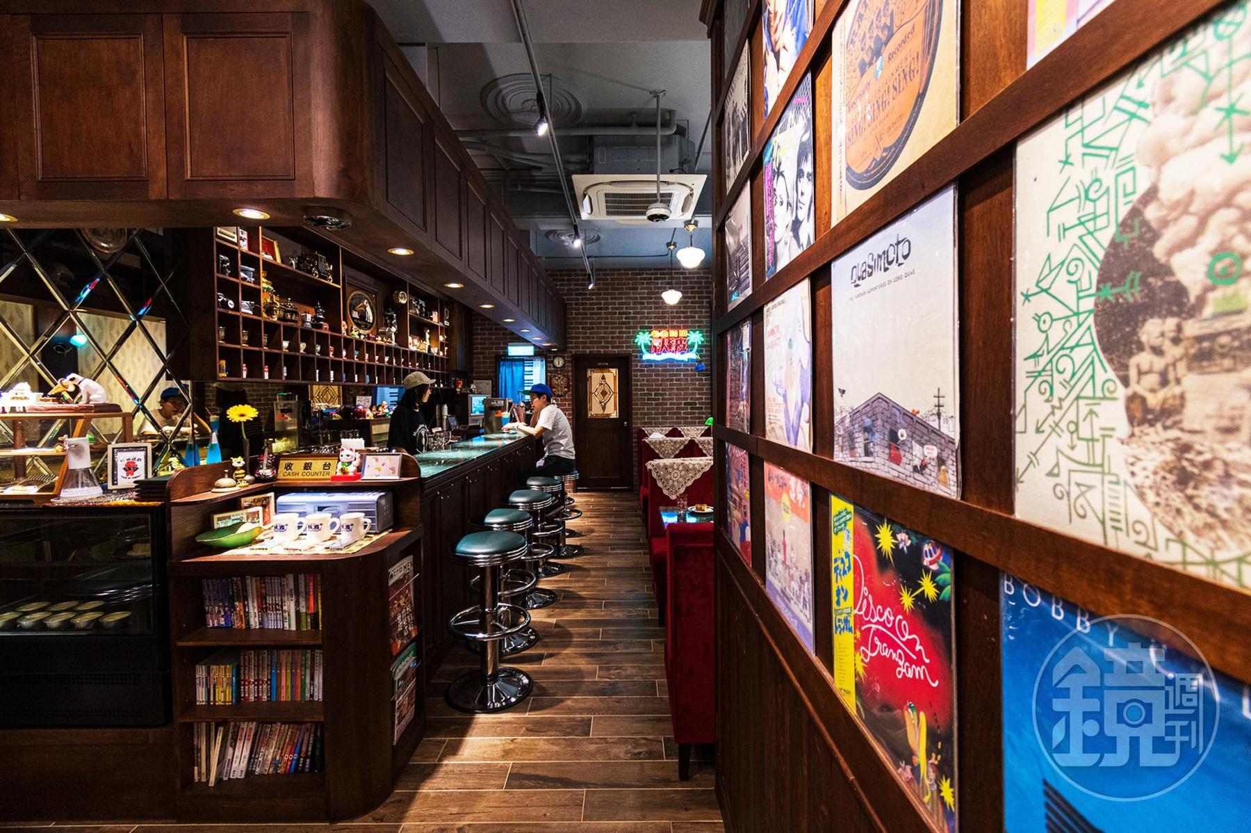 開在台北大橋頭站附近、延三夜市旁的「秋波名曲珈琲Qiubo coffee」，是網路知名串流頻道「秋波電台」的唯一關係企業，吸引許多喜歡音樂的聽眾粉絲朝聖。
