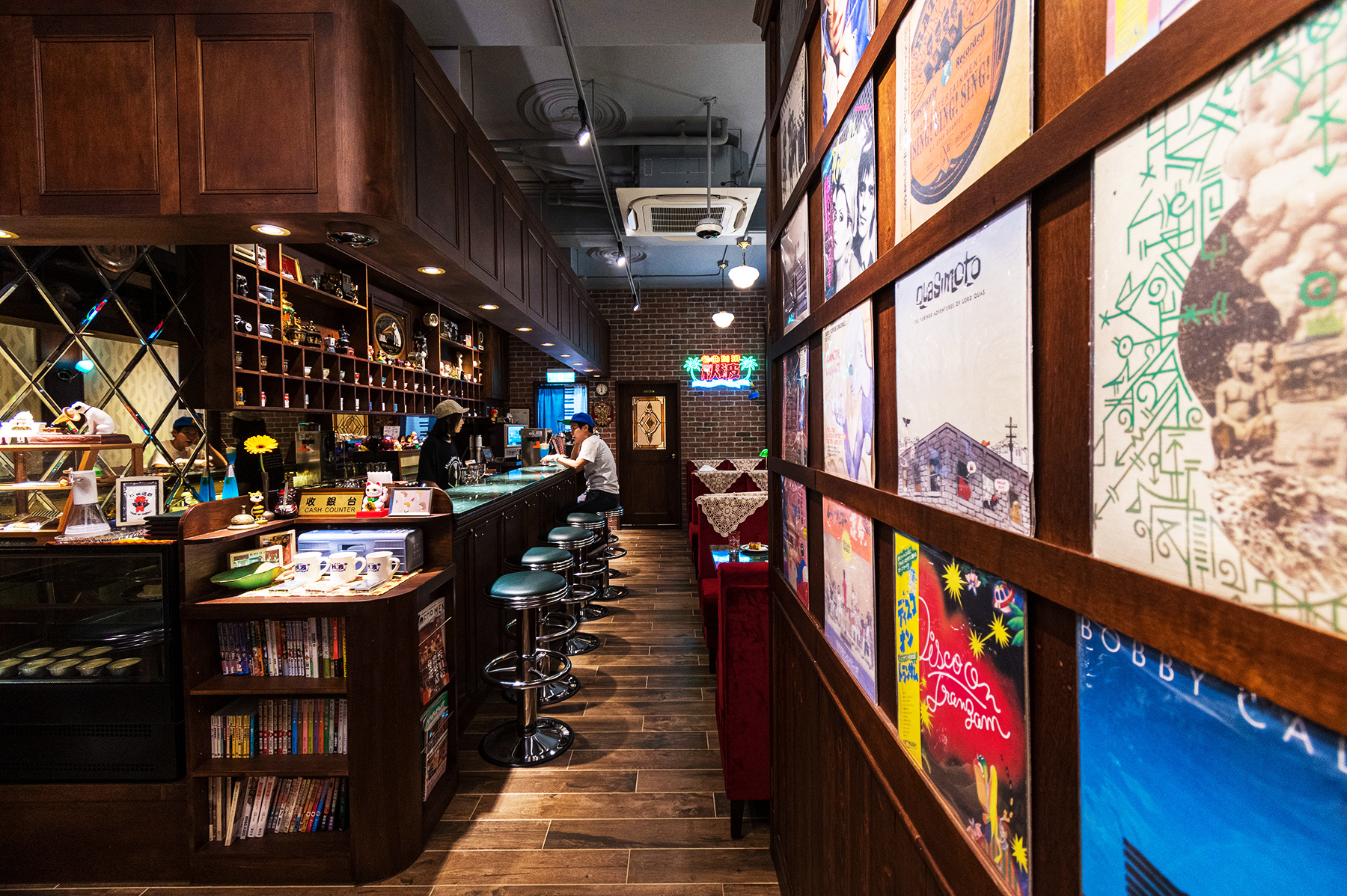 開在台北大橋頭站附近、延三夜市旁的「秋波名曲珈琲Qiubo coffee」，是網路知名串流頻道「秋波電台」的唯一關係企業，吸引許多喜歡音樂的聽眾粉絲朝聖。