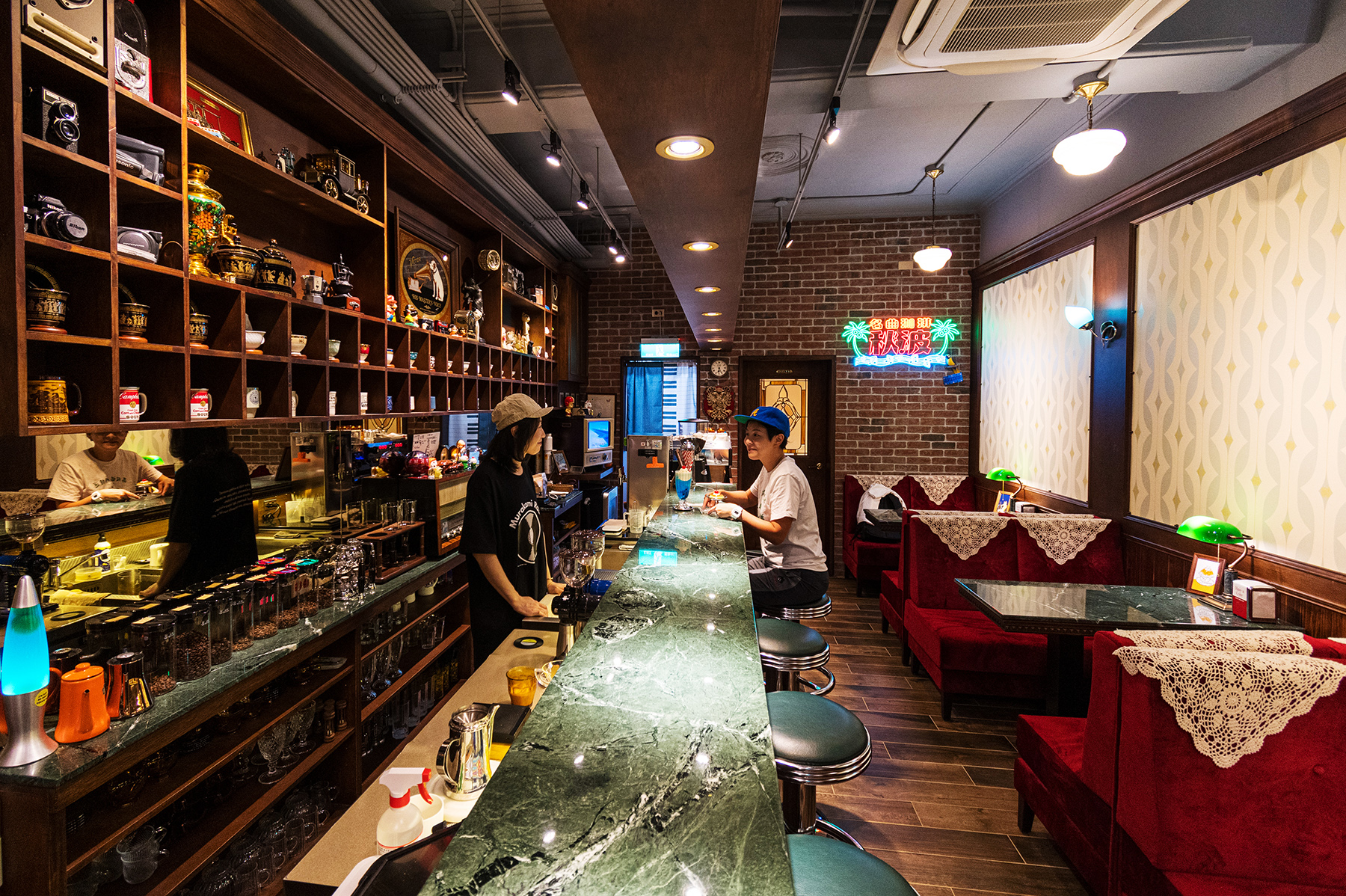 「秋波名曲珈琲Qiubo coffee」同時具有美式俱樂部、歐式老咖啡館與日式喫茶店的風格。