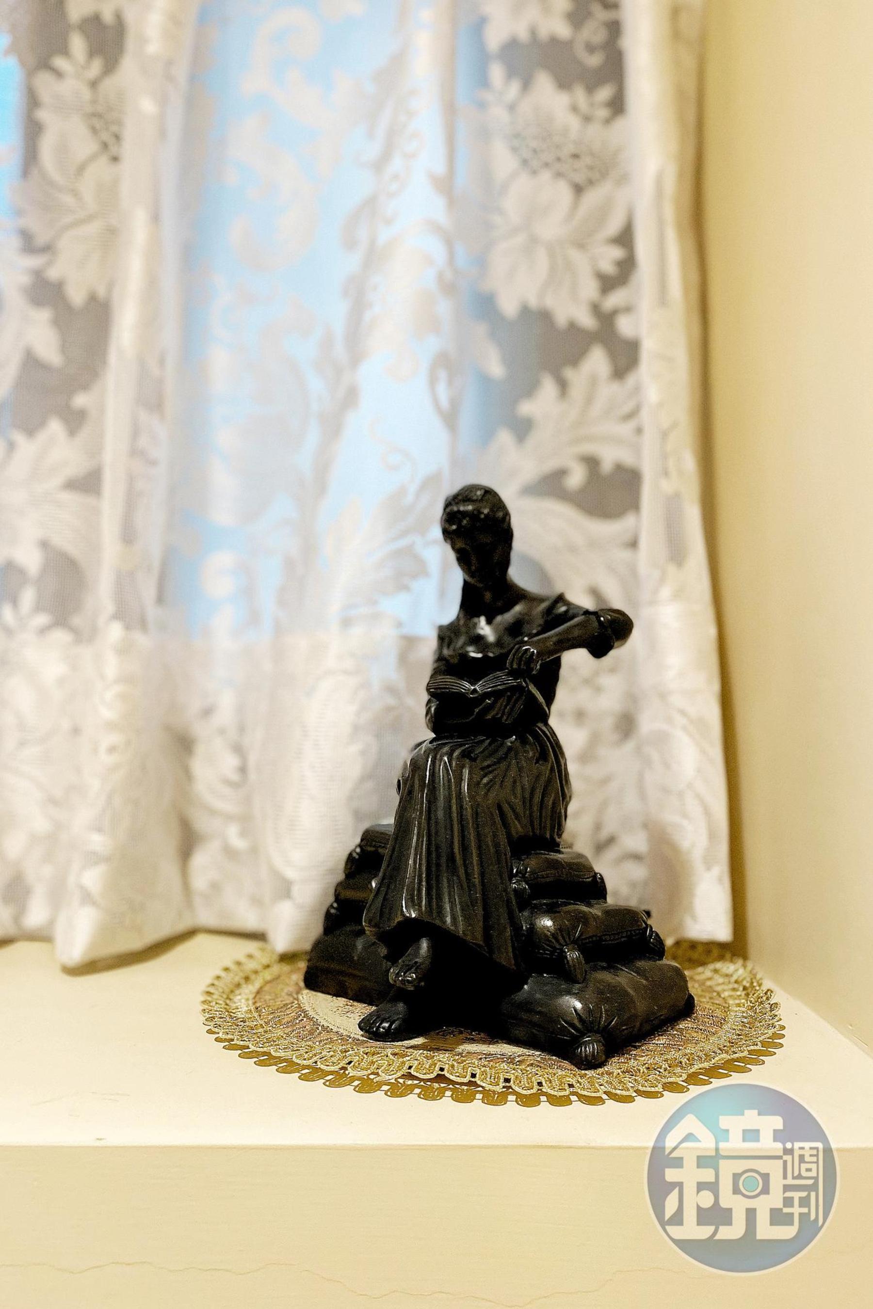 就連女士洗手間也有一小座閱讀女神陪伴如廁。