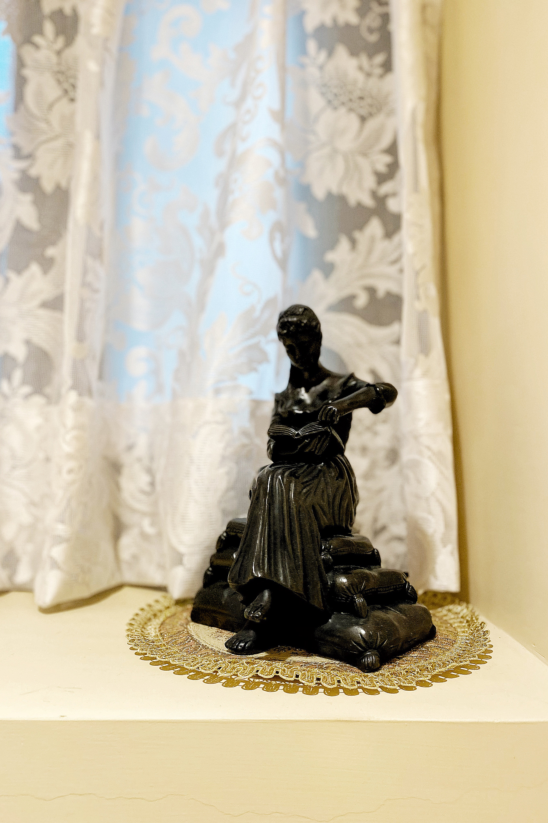 就連女士洗手間也有一小座閱讀女神陪伴如廁。