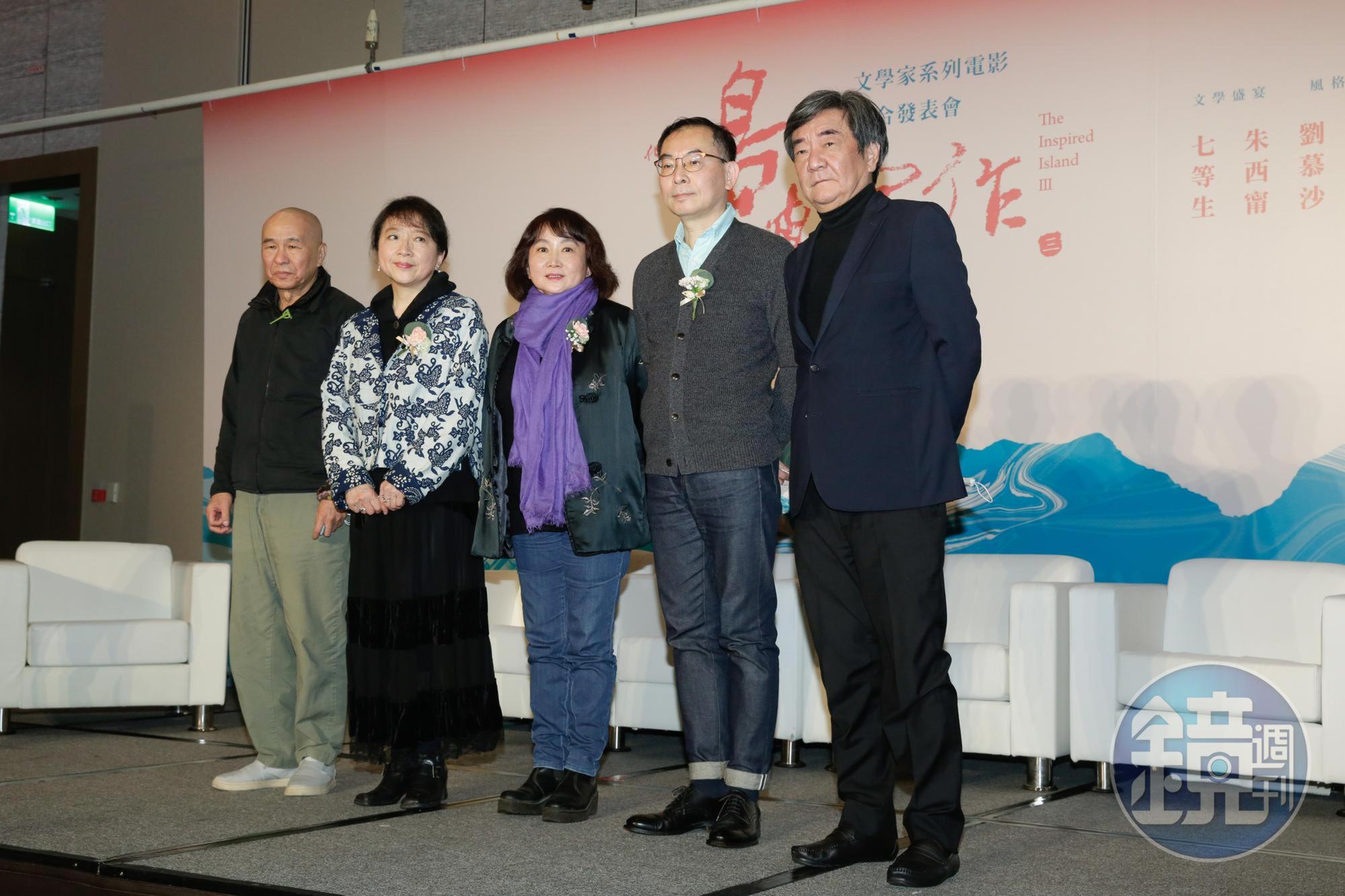 《願未央》及《我記得》主創團隊侯孝賢(左起)、朱天文、朱天心、《我記得》導演林俊穎及引言人初安民出席《他們在島嶼寫作》第三系列發表會。