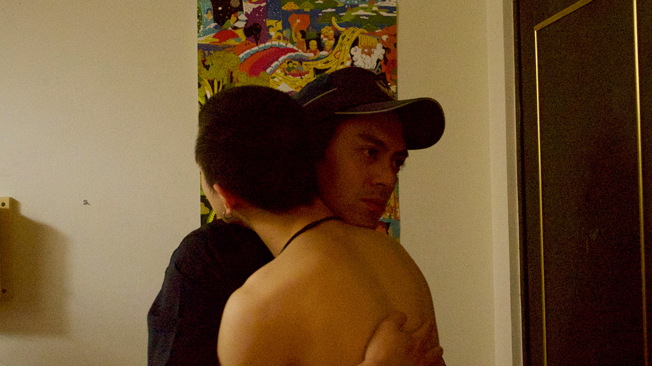 賴澔哲（左）在電影短片《癡癡的愛》中再次挑戰同志角色。《癡癡的愛》描寫一名寂寞的警察，在一次的執勤中，與一位情場老手奇情相遇。（GagaOOLala提供）