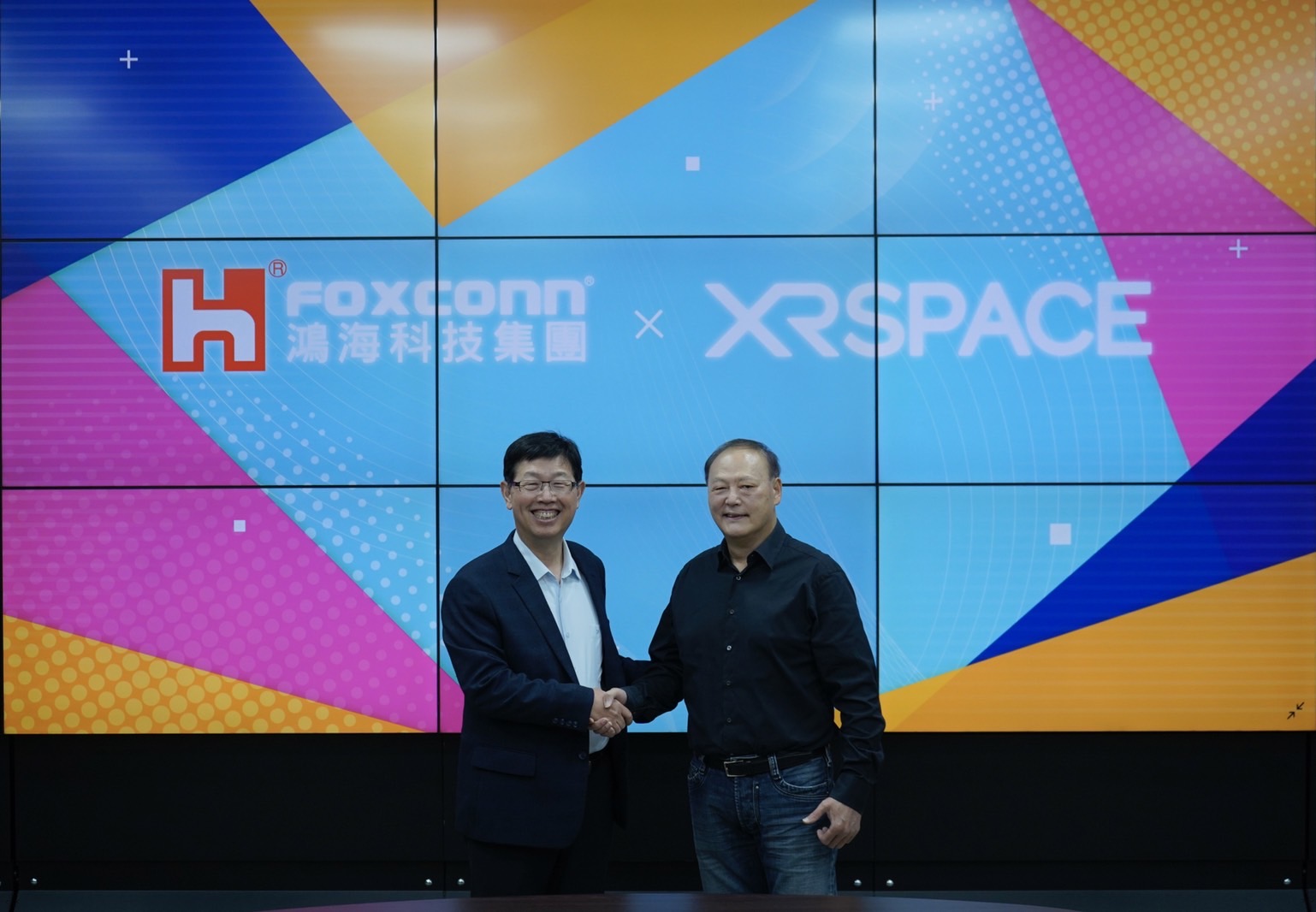 鴻海集團董事長劉揚偉（左）牽手前宏達電（hTC）執行長、XRSPACE創辦人周永明進軍元宇宙，投資其1,500萬美元，日後投資金額最高可達1億美元。（鴻海提供）