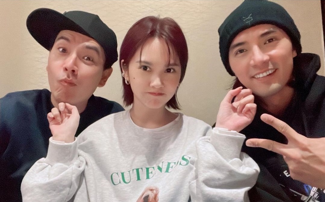 楊丞琳曬出和兩大男神賀軍翔、王傳一的合體照，勾起網友滿滿的青春回憶殺。（翻攝自楊丞琳臉書）