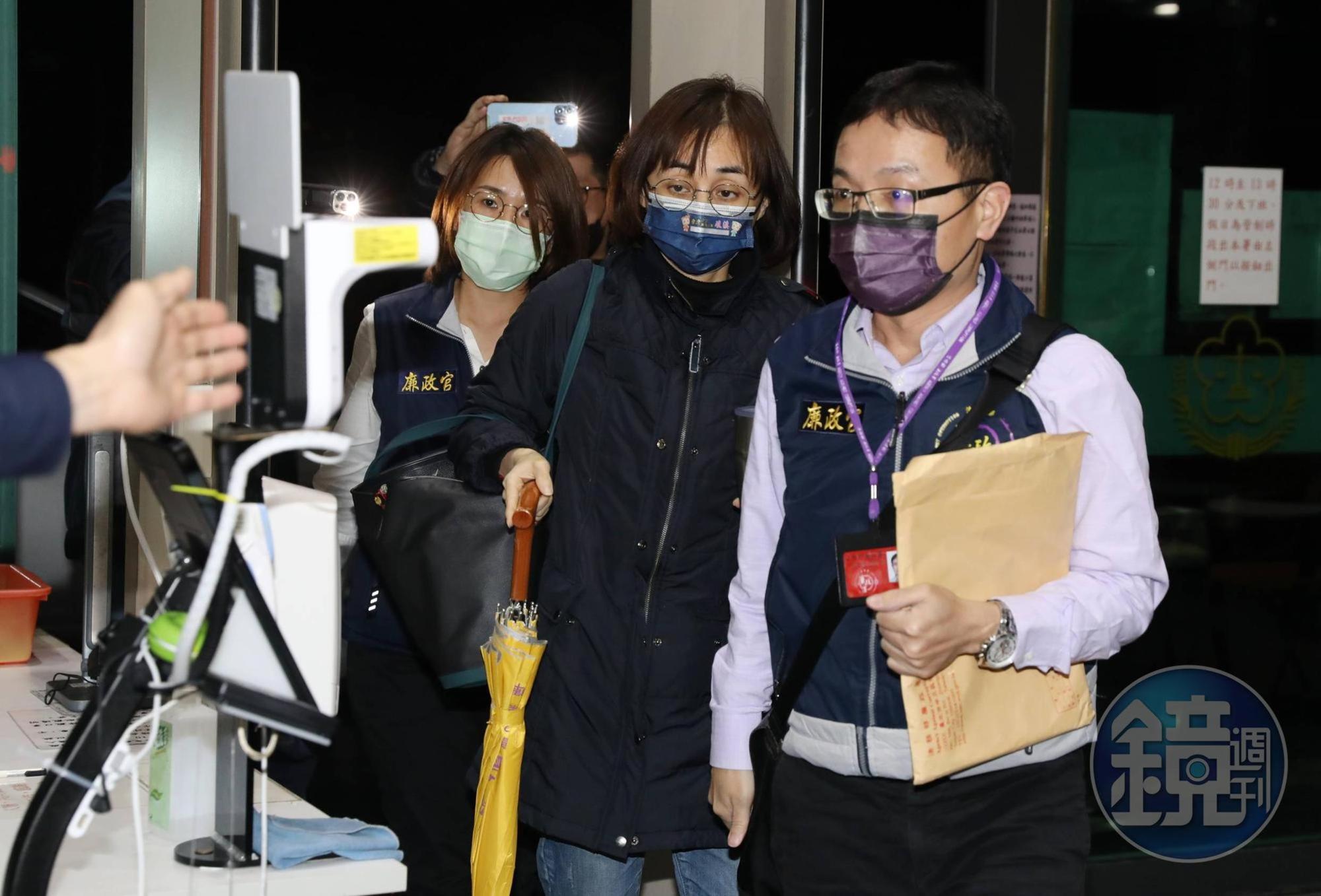 林姿妙女兒林羿伶一臉疲態，訊後也被檢方聲押禁見。