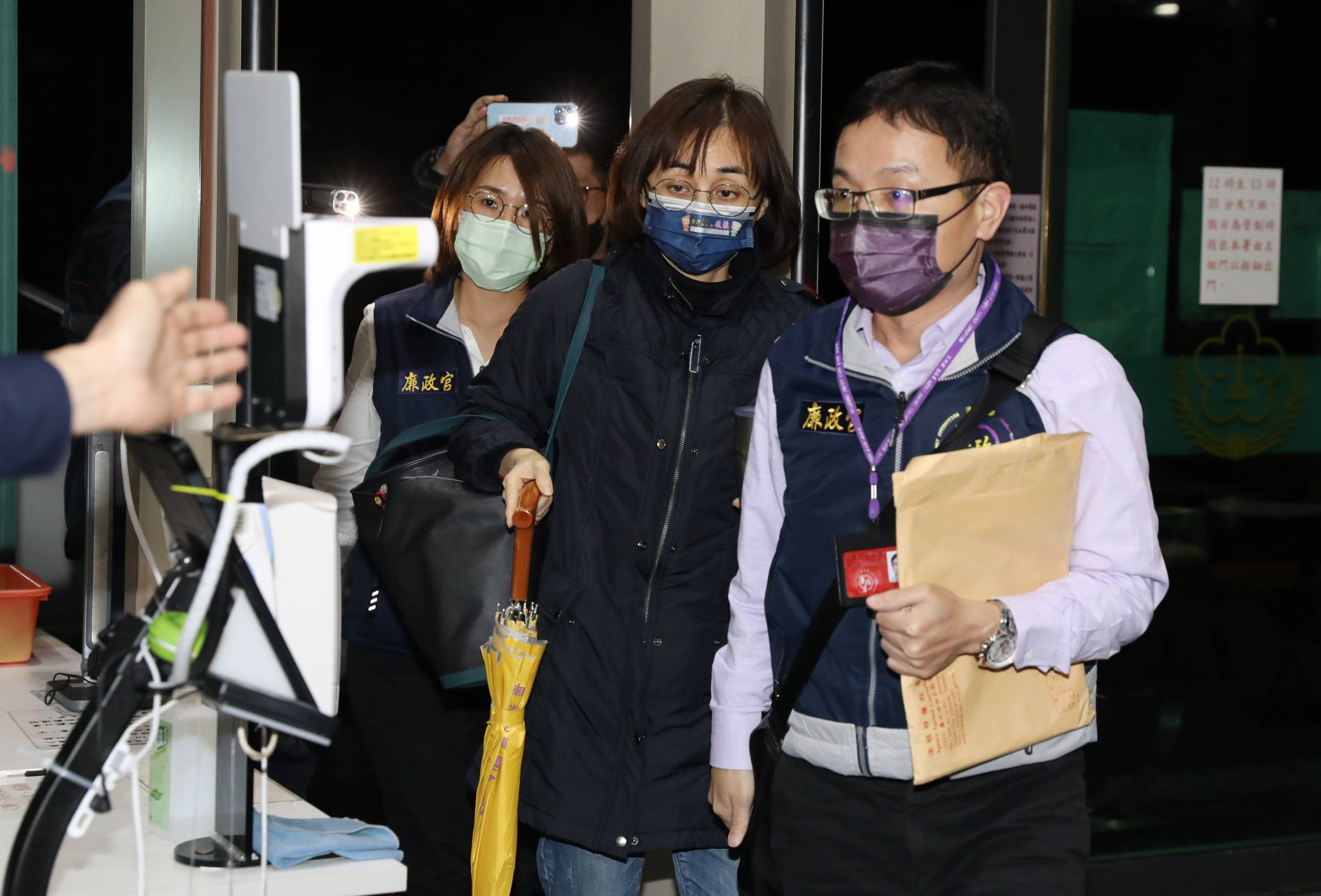 林姿妙女兒林羿伶一臉疲態，訊後也被檢方聲押禁見。