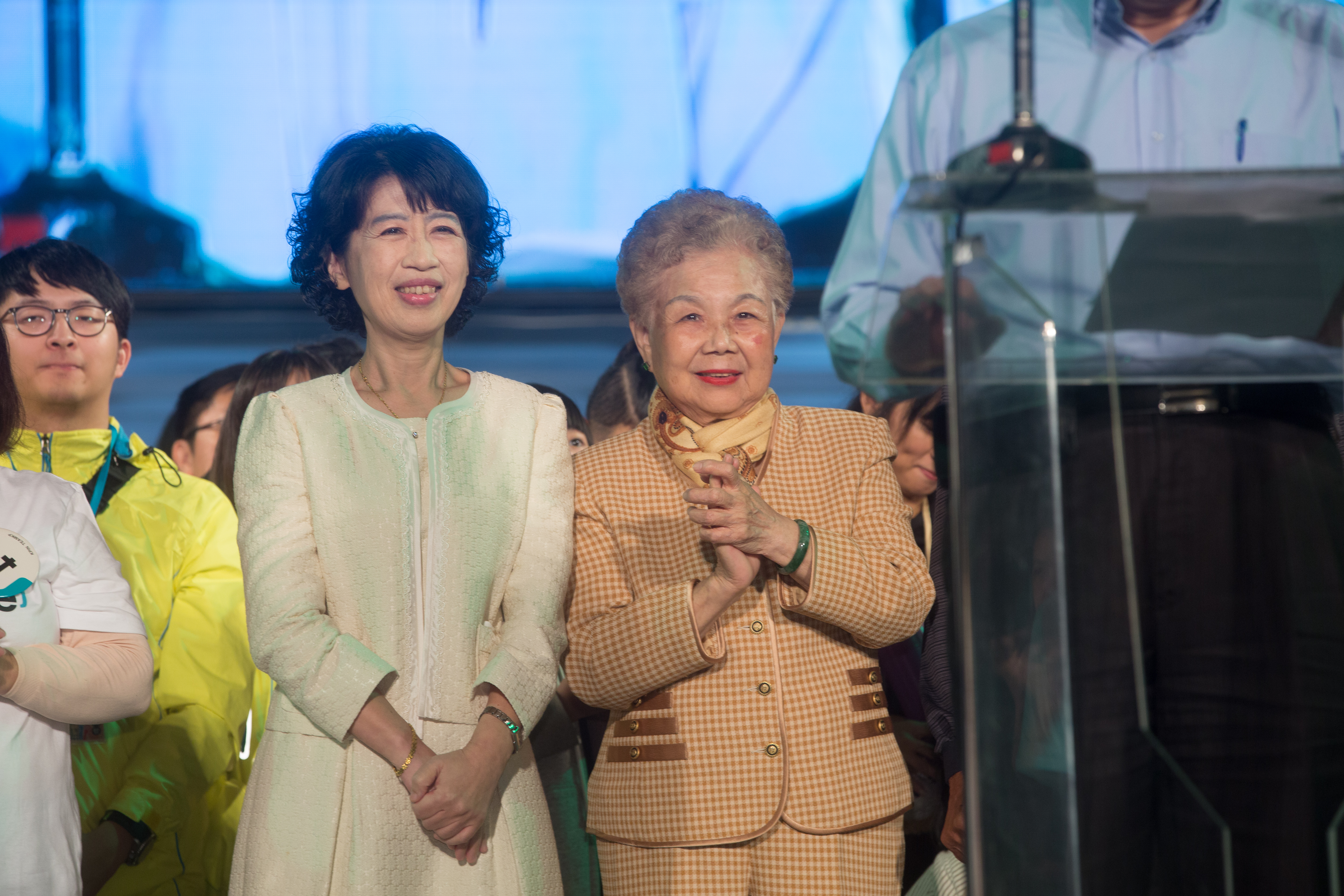 陳佩琪（左）在臉書自曝，接到婆婆何瑞英（右）電話要她錄政論節目「不應付一下不行」。（本刊資料照）