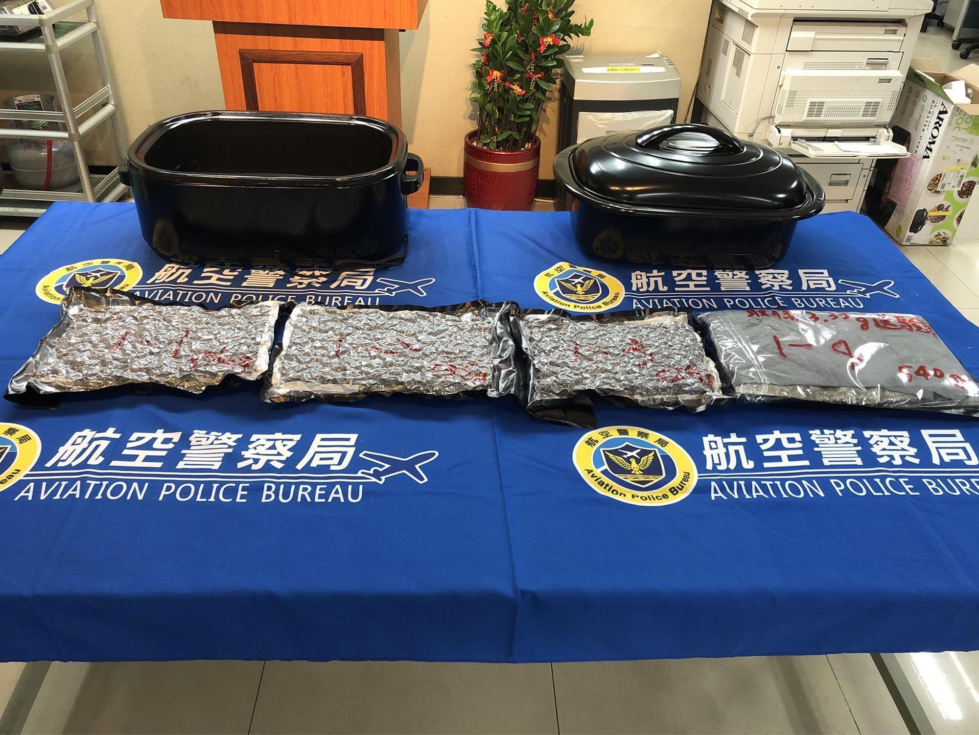 警方查獲用電烤爐夾藏的大麻花。( 航警局提供 )