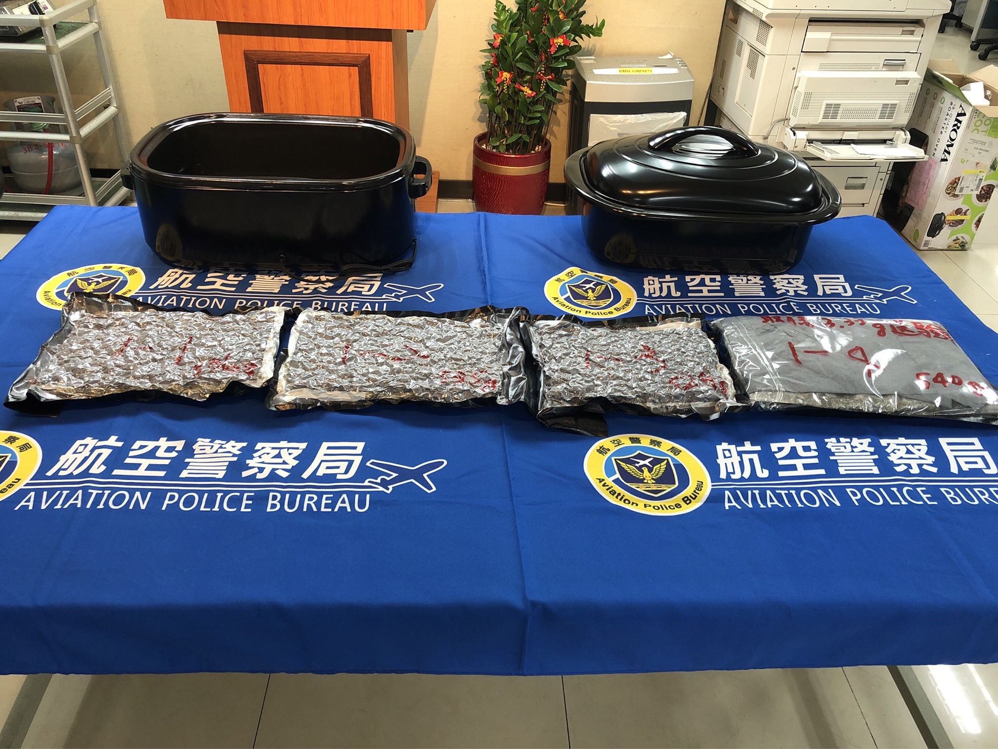 警方查獲用電烤爐夾藏的大麻花。（ 航警局提供 ）