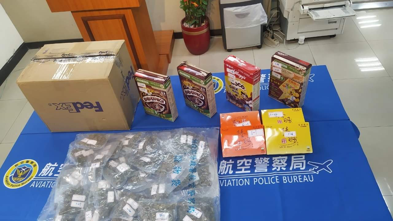 警方查扣用燕麥包裹夾藏的大麻花。（ 航警局提供 ）