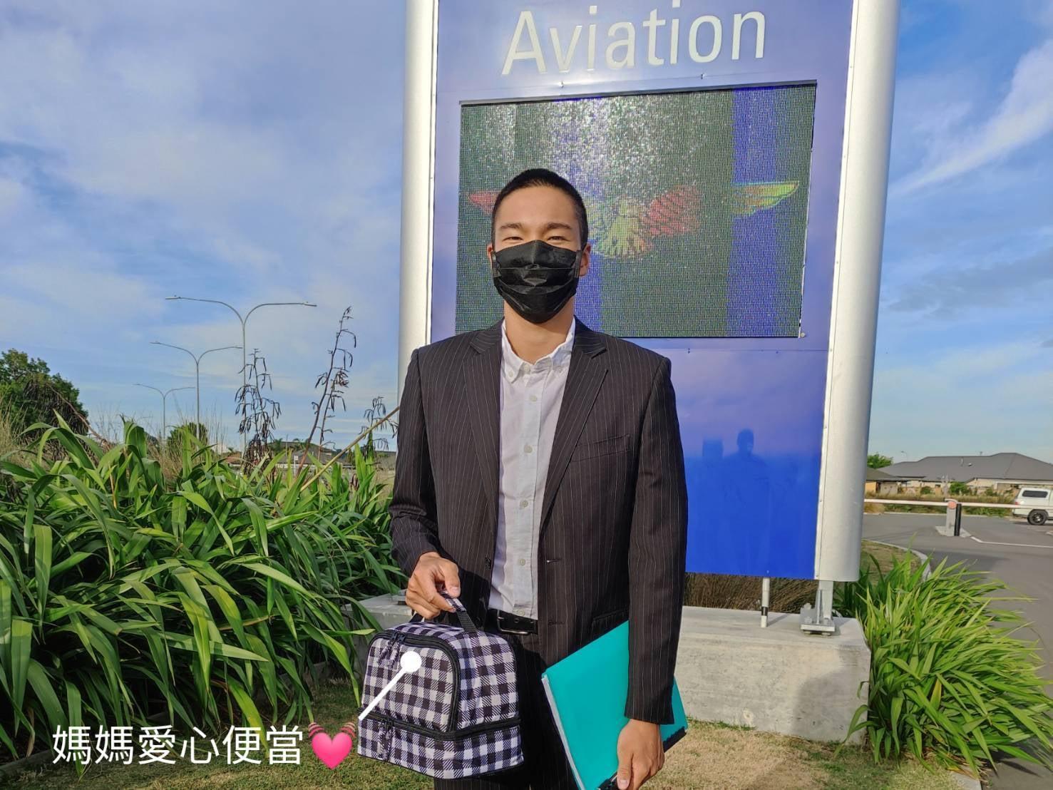 岑永康的兒子不僅申請上奧克蘭大學，還高中梅西大學航太系。（翻攝自「岑永康張珮珊窩幸福」臉書）