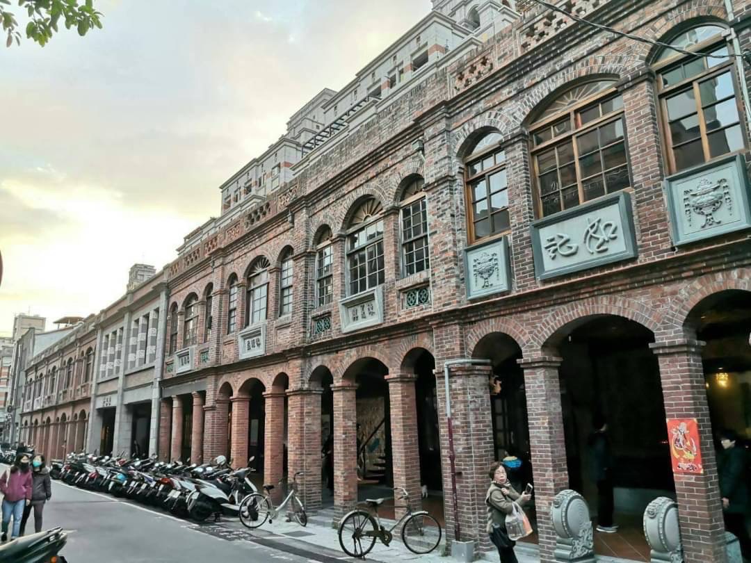 台北車站旁、五鐵共構的台北天成大飯店，環島專案平日入住加贈大稻埕走讀導覽。（天成飯店集團）