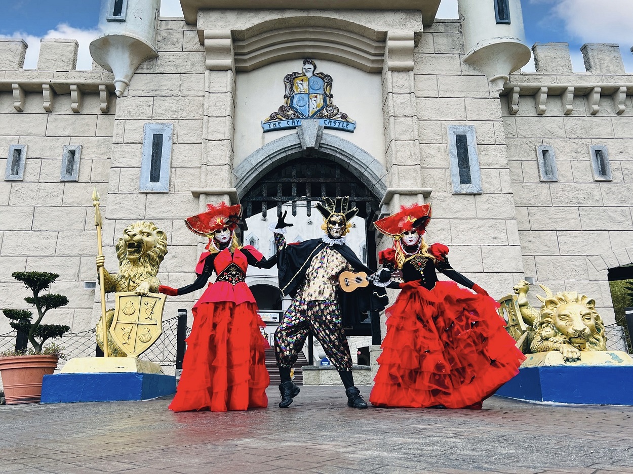 花蓮遠雄海洋公園「布萊登面具嘉年華」邀請遊客一起感受異國面具嘉年華節慶氛圍。（遠雄海洋公園提供）