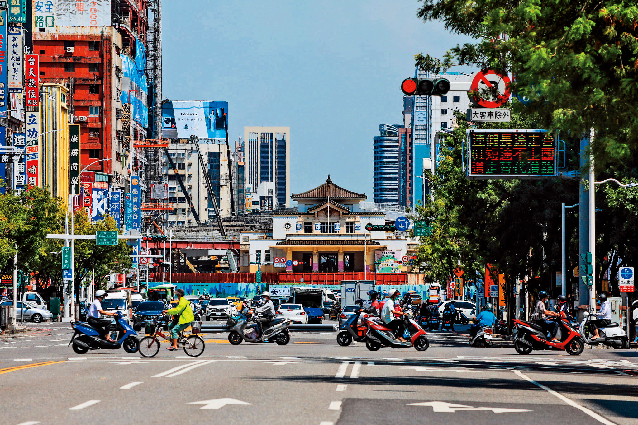 南部商業活動多聚集在火車站,顏博志鎖定車站商圈置產收租。(翻攝雄工夫-高雄市政府工務局臉書)