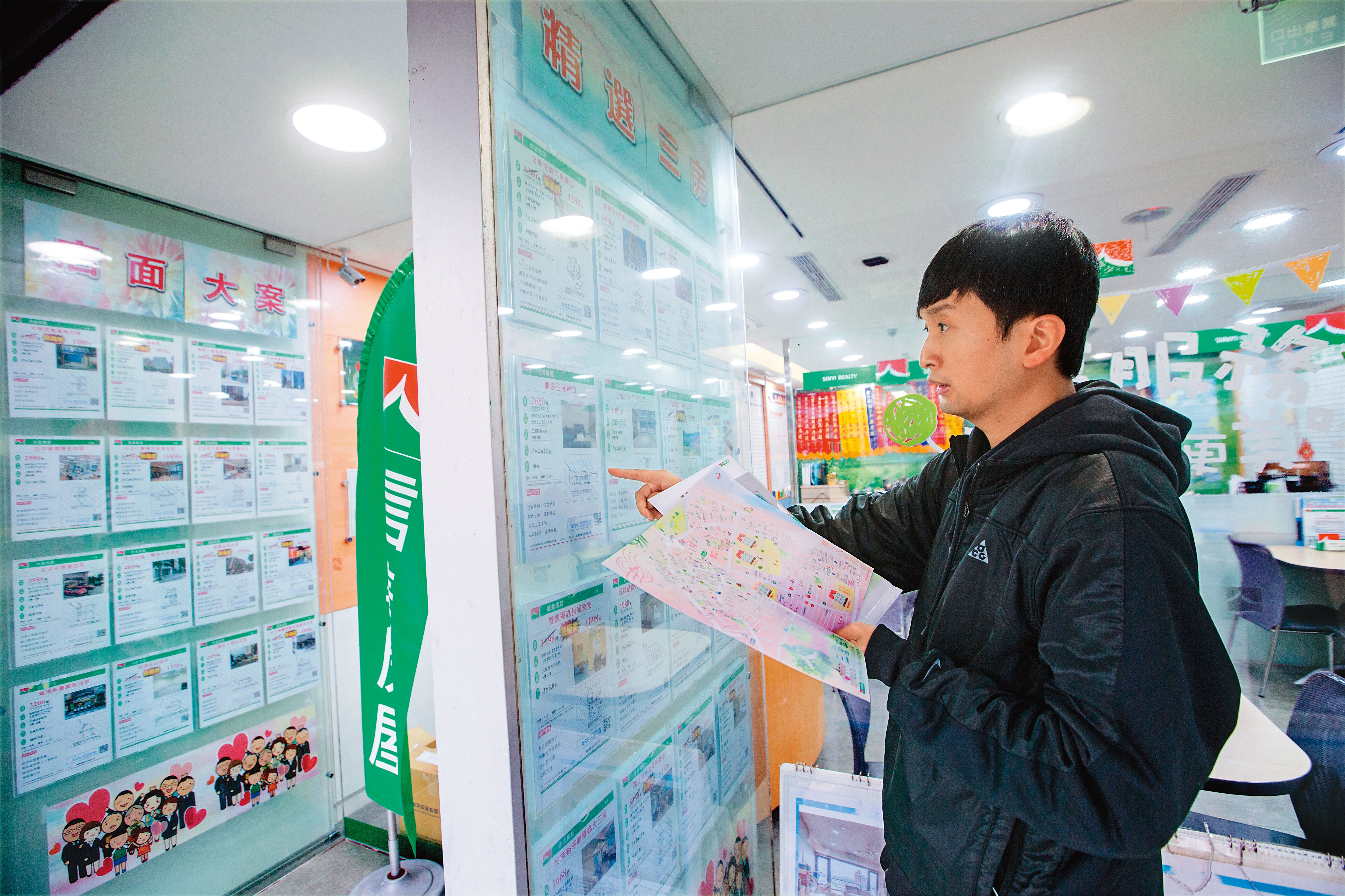 沒事就到房仲店頭尋覓好物件,顏博志說投資置產至少要看100間房子以上。