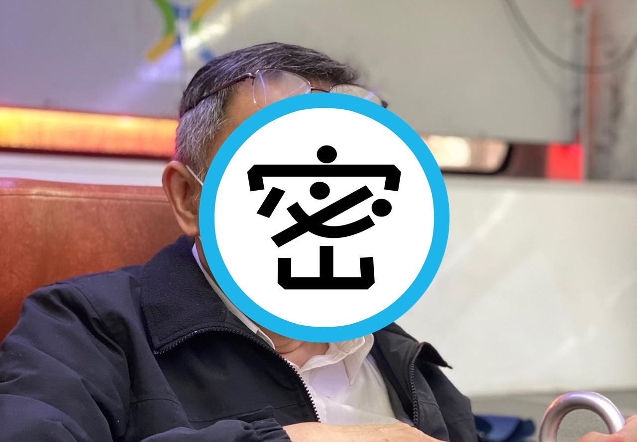 柯文哲PO出今天搭公車通勤的照片，自嘲「眼神發電機」。（翻攝自柯文哲臉書）