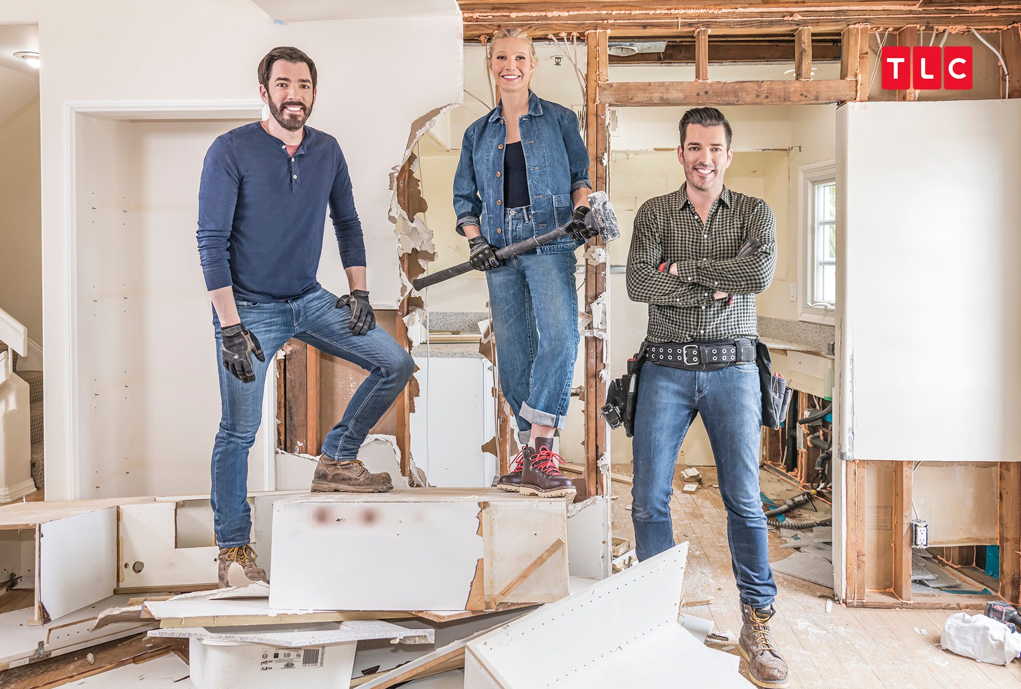 葛妮絲派特洛（中）參與《房產兄弟：A咖報恩計畫》，替好友進行住宅大改造。（TLC旅遊生活頻道提供）