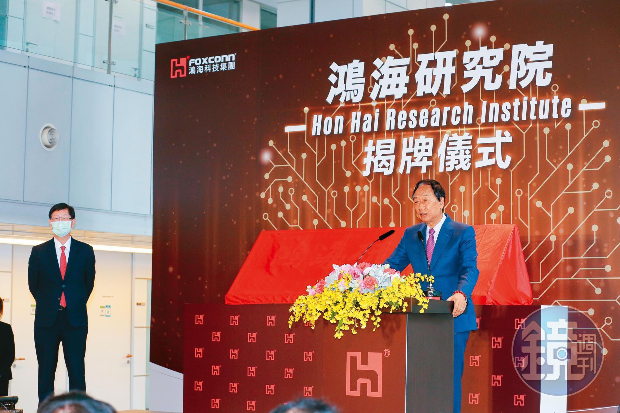 鴻海全力布局,在鴻海研究院量子計算研究所成立實驗室,5年內將研發出自製量子電腦。右為鴻海創辦人郭台銘,左為鴻海董事長劉揚偉。