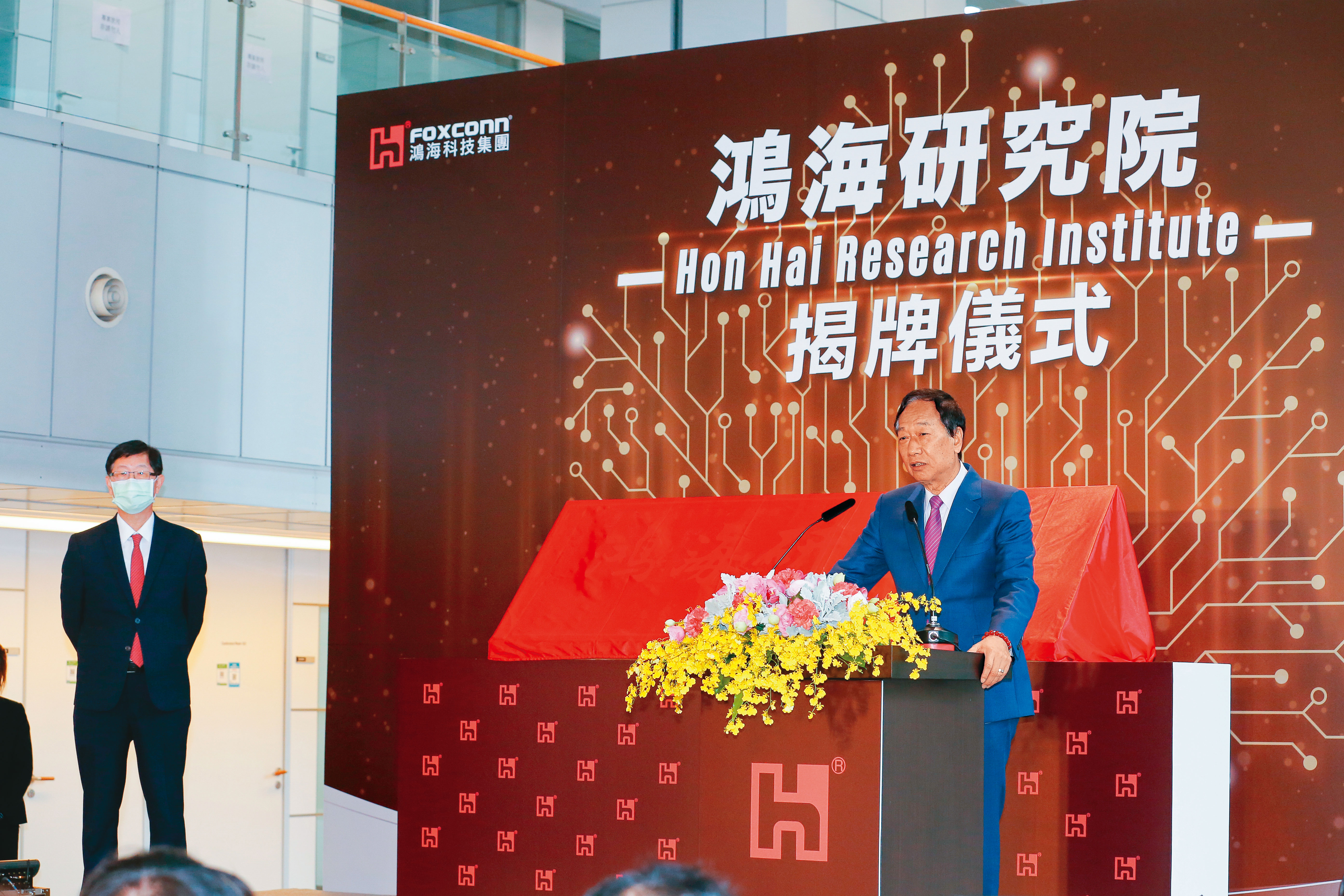 鴻海全力布局，在鴻海研究院量子計算研究所成立實驗室，5年內將研發出自製量子電腦。右為鴻海創辦人郭台銘，左為鴻海董事長劉揚偉。