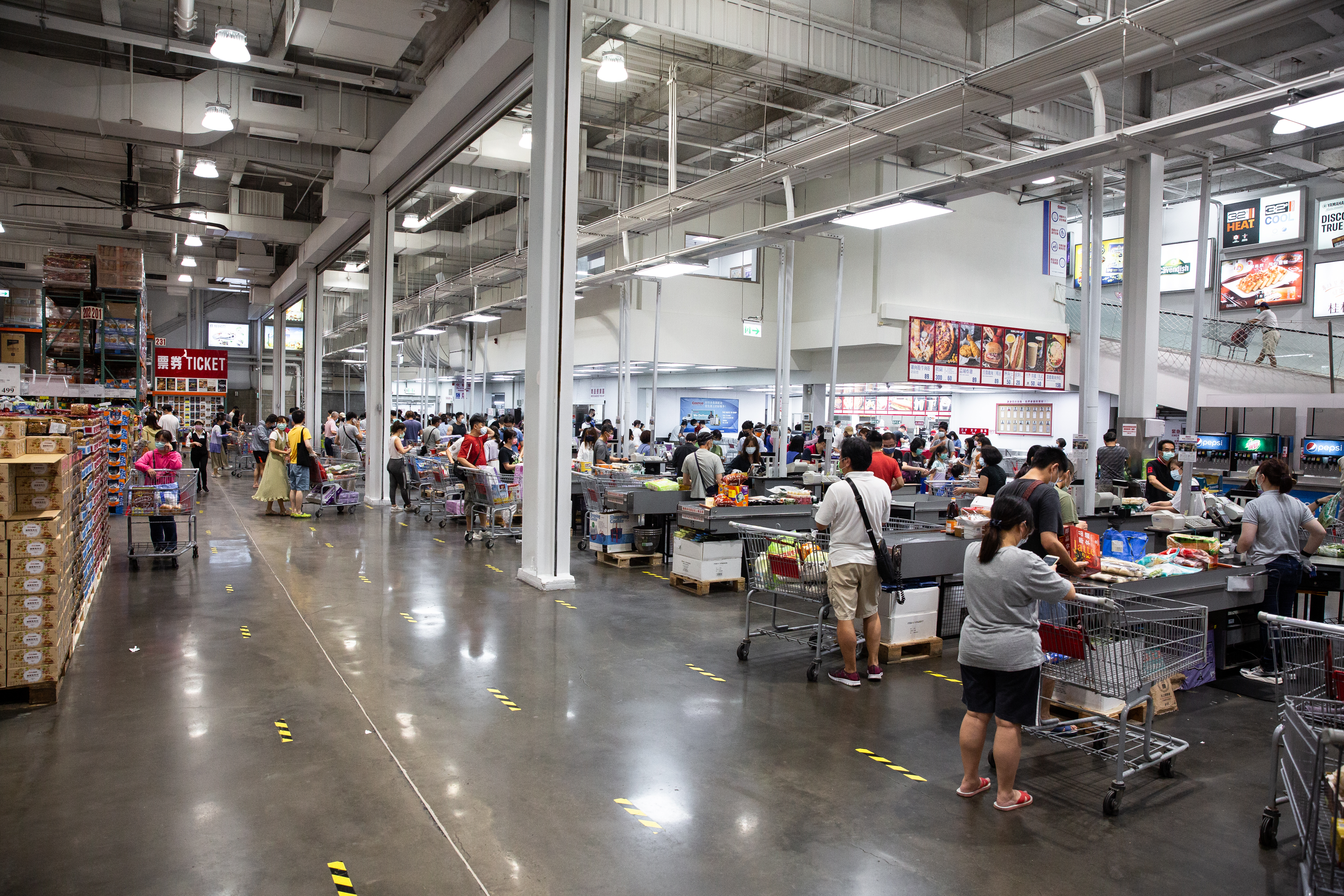 一名網友突抱怨好市多長年的規定，認為是已違反信任法則及侵害人權。（本刊資料照）