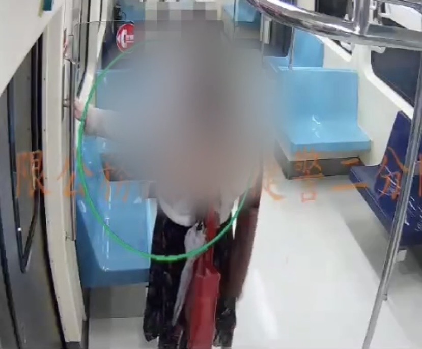 長髮正妹發現遭跟騷，馬上按下車廂內緊急對講機報案。（翻攝畫面） 