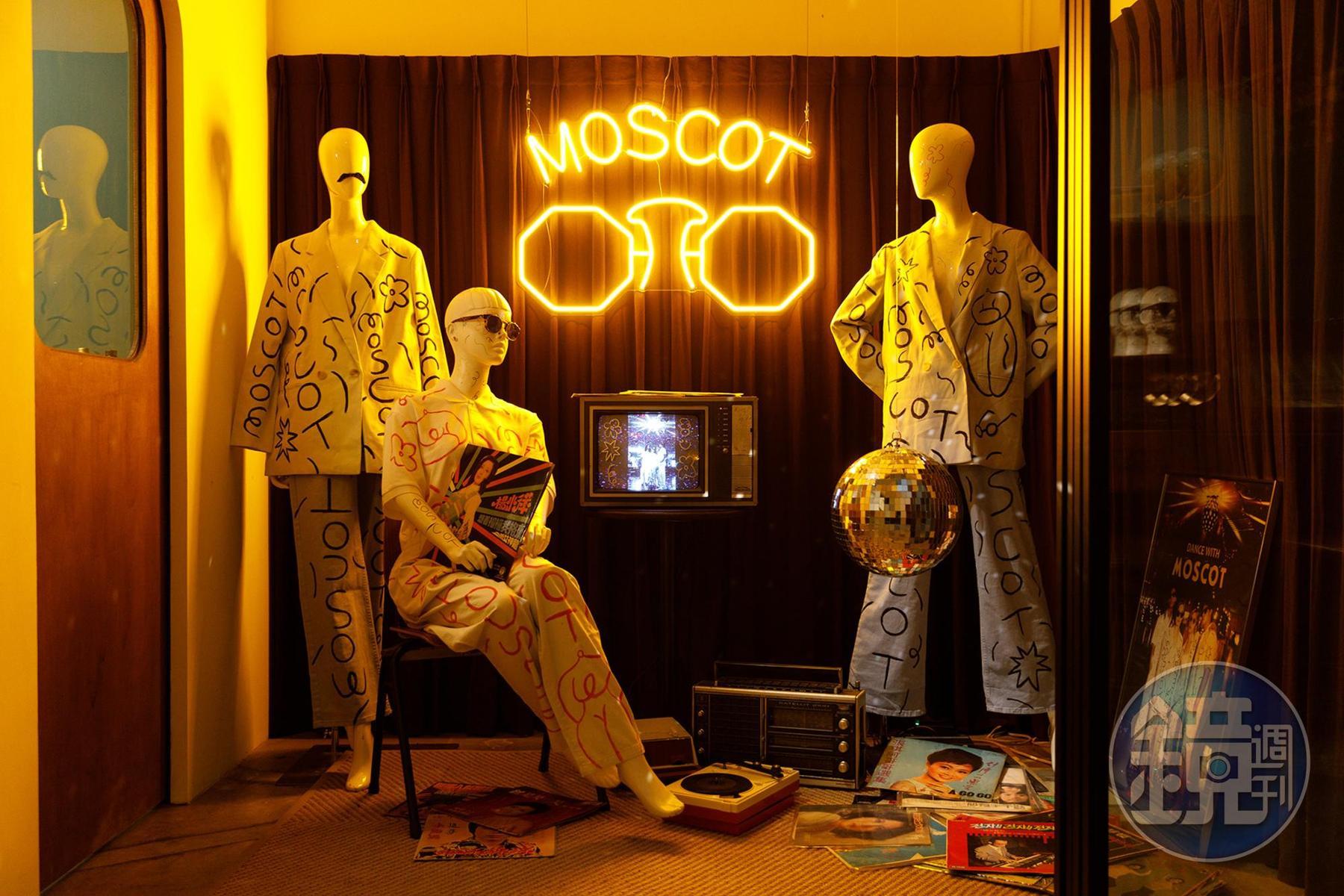 小島裡不定期與品牌聯名合作，2021年11月底曾舉辦「MOSCOT X CHOU YI」聯名企畫展。